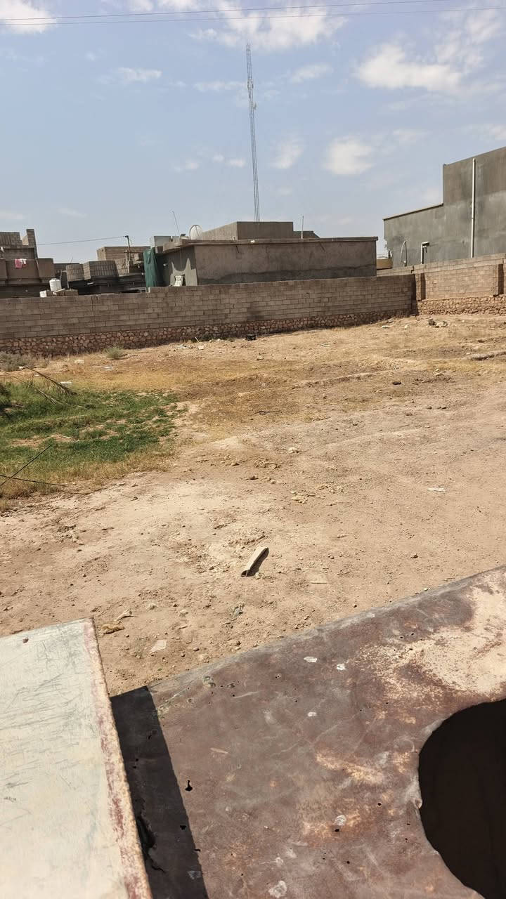 السلام عليكم قطعه ارض للبيع مساحه 350 متر ركن علئ شارعين ماء واصلها كهرباء فوكاها مقابل مشروع الماء الاتصال *********** البيع نقدا
