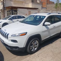 جيب شيروكي بزون موديل ٢٠١٦          السياره مكفوله من الحادث ولضربه فح...