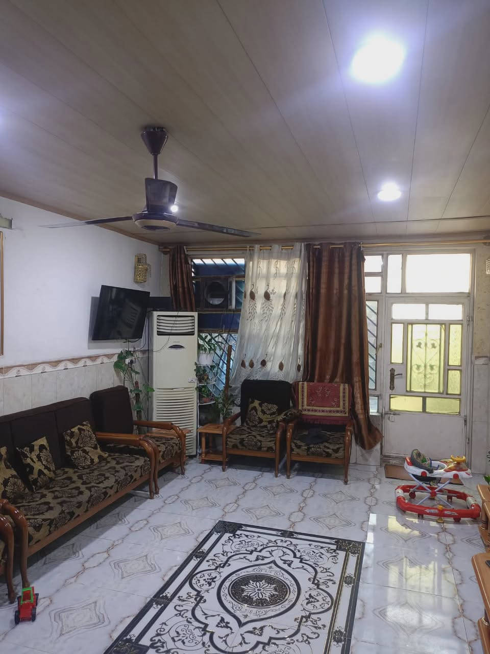 🏠 مشتمل  للبيع  
 موقع ممتاز جدا جدا جدا 
بغداد /الدورة /أبو دشير خلف السوق 💥 💥
📐 المساحة: 90 متر
🧱 الواجهة: 4ونص  × النزال: 20 م
📜 الدار طابو ملك صرف بأسم شخص واحد ✅

✨ المواصفات :
الطابق الأول :
  كراج + مدخل
🛋️ صالة واسعة
.        مطبخ
         منور صغير 
🛏️ غرفة نوم
🚿 صحيات كاملة 

🏡 الطابق الثاني :
🛏️ عدد الغرف 2
الغرفة الامامية كبيرة المساحة وبيها بالكون
🚽 صحيات عدد 2 كل غرفة وياها صحيات خاصة بيها

الطابق الثالث :
☀️بيتونه كبيرة وسطحين
 
المنطقة كامله الخدمات تبليط مي ارصفه كهرباء 
🏡 الدار درجة أولى وجاهزة للسكن فوراً 
💰 السعر 125 مليون فقط
 والموقع مميز جداً 🌟
📞 للاتصال مع صاحب الدار مباشرة بدون دلال على الرقم 💬
***********
ملاحظة :- غير متواجد على الماسنجر الاتصال واتس اب فقط 

عنوان الدار ابو دشير شارع جامع الرحمن
