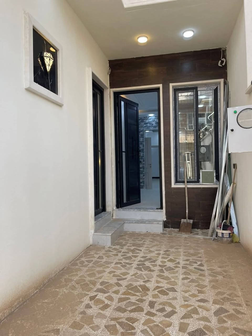 دار للبيع 🏠 

الموقع 📍 حي الصديق الأولى.قريب من جامع المهيمن. 🕌

المساحة.  115 متر ✳️. واجهة 6 ❇️. 

بناء حديث زيرو تسليم فوري فارغ 🔑 

شارع تبليط 🛣️ 

اتجاة الدار شروق 🌞 

تفاصيل الدار 👉. طابقين كاملة ✅ 

الطابق الارضي مكون من /غرفة نوم /هول مفتوح على الاستقبال/ مطبخ /صحيات /كراج /مناور ✨ 

الطابق الثاني مكون من/ غرفتين نوم/ هول/ صحيات/ بيتونة/بلكونة ⭐ سطح كاشي ⚡ 

نظام دكتات وسبالت ⚡ سقوف ثانوية جبسن بورد الطابقين كاملة ✅ واجهة حلان ✨

كما هو موضح بل الصور 📸  للاستفسار اكثر عن العقار الاتصال على الارقام التالية 👇 

***********📱

***********📱

***********📱

مكتب السماك لتجارة العقارات 👉. عنوان المكتب 📌 حي الصديق بعد مرطبات البحرين سائدين الصديق الرئيسية مقابل مدرسة  العقول المبدعة الأهلية 👉
