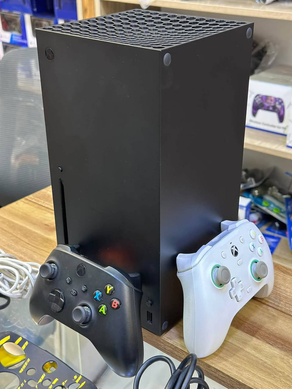 سلام عليكم 
Xbox series X 

* 🎮 المعالج: AMD Zen 2، ‏8 أنوية، حتى 3.8GHz
* 🎨 كرت الشاشة: AMD RDNA 2
* ⚡ قوة الرسوميات: 12 تيرافلوب
* 🧠 الرام: 16GB GDDR6
* 💾 التخزين: SSD NVMe مخصص 1TB
* 🖥️ الدقة: True 4K
* 🚀 الإطارات: حتى 120FPS بالألعاب المدعومة
* 📺 HDMI: HDMI 2.1
* 💿 قارئ الأقراص: 4K UHD Blu-ray
* 🔌 USB: 3 منافذ USB
* 🌐 الشبكة: Wi-Fi ثنائي النطاق + Ethernet Gigabit
* 🎧 يدعم Dolby Atmos وميزات صوت متقدمة
* 📏 الأبعاد: 15.1 × 15.1 × 30.1 سم
* ⚖️ الوزن: حوالي 4.45 كغم
* 🔄 يدعم ألعاب أجيال Xbox السابقة، مع Quick Resume وتشغيل سريع.

موديل 2022
الجهاز مفتوح فقط مبدل ريشة مال فان 
الجهاز كامل ملحقات الاصلية 
2 جوستك اصلي
بدووون كارتونة 

السعر 625 الف
العنوان / الدورة جمعية خير الله 
متوفر توصيل جميع محافظات العراق

‭***********‬
