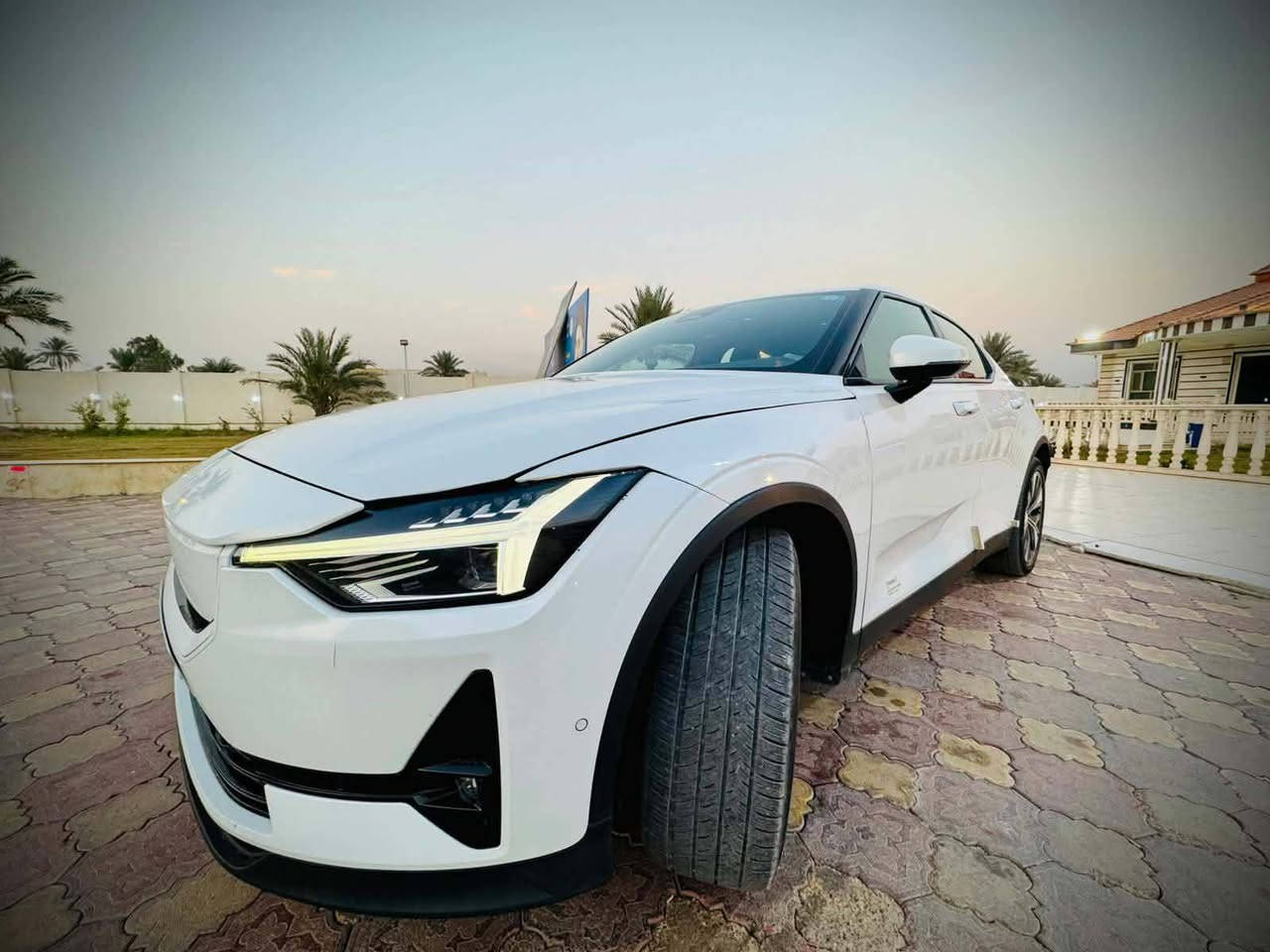 🇸🇪 عندما يلتقي الفن الاسكندنافي بمستقبل القيادة... 🇸🇪
✨ لأصحاب الذوق الرفيع: POLESTAR 2 (VOLVO) موديل 2023 
 شكل 2024 (للبيع أو المراوس)

تجسد هذه السيارة أرقى ما قدمته الهندسة السويدية؛ فهي مبنية على خبرة فولفو (Volvo) في الأمان والمتانة، ومقدمة بلمسة Polestar العصرية التي تعكس البساطة والرقي الاسكندنافي.🇸🇪 

• فئة المدى الطويل  long range 
• بطارية 🔋 كبيرة 78 KW 
تدعم الشحن السريع و المنزلي
 مع الشاحنة الأصلية 
الشحنه الواحدة 550 كيلومتر 
الممشى K 60 قابل للزيادة
🌑اطارات مقاس 19 جديد 
#السعر 18500 $$
رقم بغداد انگليزي بأسمي  شرط التحويل 
(بنيد صبغ فقط+جاملغ بارد)
***********
***********

رقم الشاصي  ( YSMEG3KA4PL156354 )

★ مواصفات كثيرة 
شرح جزء بسيط جداً 
دشبول خرائط 
رادارات 360°
كاميرات 360°
حساسات 360°
لايتات داينمك متحرك PIXEL TECHNOLOGY ليزر 
نظام ترفيهي كامل التطبيقات 

❄️🔥تبريد تدفئة كشنات قطعتين مناخي منفصل ثلج 

🌬️ 📐 التصميم والشكل العام
هيكل فاستباك (Fastback): تصميم يجمع بين أناقة سيارات السيدان والعملية العالية لسيارات الهاتشباك/الكروس أوفر، مما يعطيها وقفة رياضية ومرتفعة قليلاً.
خطوط التصميم: يتميز التصميم بالبساطة والنظافة (Minimalist) والخطوط المنحوتة التي تعكس لغة التصميم التقني للعلامة.
المصدر: تشترك في قاعدة البناء CMA (Compact Modular Architecture) مع طرازات فولفو مثل XC40.
💡 الإضاءة والتوقيع البصري
المصابيح الأمامية (LED Headlights): تتميز بتصميم "مطرقة ثور" الشهير والمستوحى من فولفو، وهي مصابيح LED نشطة (Active LED) مع إضاءة عالية نشطة وتعديل آلي للمستوى. 
الشريط الضوئي الخلفي: شريط ضوئي خلفي كريستالي يمتد بعرض السيارة بالكامل، ويتكون من 288 وحدة LED، مما يعطي توقيعاً ضوئياً فريداً ومميزاً.

II. 💎 الباقات والإضافات الفاخرة المتوفرة

1. 🛡️ حزمة Pilot Pack (تركيز على الأمان والقيادة الذكية)
• نظام Pilot Assist المتقدم: مساعدة في القيادة على الطرق السريعة (توجيه، تسارع، وفرملة).
• كاميرات ومستشعرات 360 درجة: لسهولة الركن والمناورة.
• نظام تنبيه النقطة العمياء (BLIS): مع نظام مساعدة التوجيه.
• نظام تنبيه حركة المرور الخلفية (RCT): مع مساعدة الفرملة.
• مصابيح LED متكيفة Pixel: إضاءة ذكية وقوية دون إزعاج السيارات القادمة. 
متحرك مع عجلة القيادة 

🖥️ التقنيات والمقصورة الداخلية

 Polestar 2 (2023) - أول سيارة في العالم تعمل بنظام Google Automotive OS المتكامل. تكنولوجيا ذكية، قيادة أذكى.
نظام الترفيه: شاشة ترفيه مركزية تعمل باللمس مقاس حوالي 11.15 بوصة أو 11.2 بوصة.
نظام التشغيل: نظام معلومات وترفيه مدعوم من Google (أندرويد أصلي) مع خدمات جوجل المدمجة.
شاشة السائق: شاشة رقمية لعرض معلومات القيادة مقاس 12.3 بوصة.
الاتصال: دعم Apple CarPlay و Android Auto 
الميزات الداخلية:
شاحن لاسلكي للهاتف 
مقاعد مريحة وعالية الجودة.

🟢🔴⚫الإطارات الذكية والمستشعرات المدمجة
تهدف هذه التقنيات إلى تزويد السائق والسيارة ببيانات دقيقة وفورية عن حالة الإطارات، وتُعد ضرورية للقيادة الذاتية.
• نظام TPMS المتقدم: أجهزة استشعار (Sensors) مدمجة في الإطار أو الصمام لتوفير بيانات دقيقة ومباشرة حول:
درجة الحرارة داخل الإطار.
•ضغط الهواء (مراقبة الضغط الأساسية).
• مستوى تآكل المداس (المستقبل).
• الإطارات الذكية المتصلة (Smart Tires):
تتضمن مستشعرات متقدمة تتواصل مع كمبيوتر السيارة لتوفير صيانة تنبؤية (Predictive Maintenance).
يمكنها تحليل ظروف الطريق (جاف، رطب، ثلج) وتكييف خصائصها أو نقل البيانات إلى أنظمة التحكم في السيارة لتحسين الأداء (مثل فرامل ABS والتحكم الديناميكي).
الإطارات المتغيرة/المتكيفة: مثل مفهوم Hankook Hexonic التي تحلل الطريق باستمرار وتتكيف أخاديد مداسها وفقاً لظروف القيادة.

.
