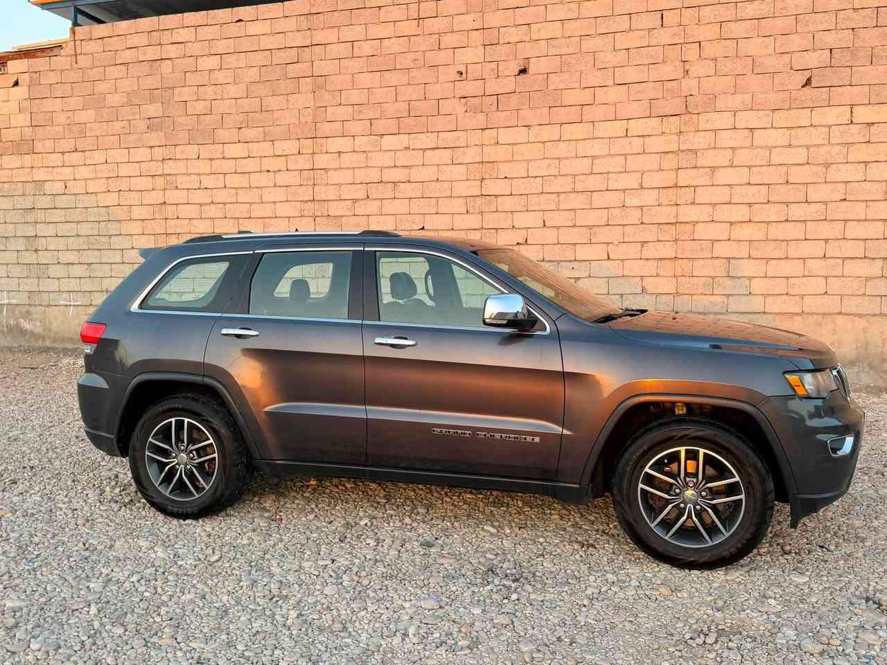 السلام عليكم 
‎جيب 2018 Jeep
شيروكي فول مواصفات 1/1
رقم بغداد تحويل ثاني يوم سنوية وهزة جديدة 
 سياره جديده كلين بدون ضربه بدون صبغ كلشي ع وضع الشركه✅

تجي تفحص بيدك لان هذا حديد وين تاخذها اخذها عجبتك عيوني الك
ما عجبتك فدوه الك ❤️

كير محرك مكفول 
مكينه 3600

فتحة قف سلايت

شاشه كبيره

كشنات جلد+تدفئه 

كشن كهرباء

تشغيل عن  بعد

صندوق كهرباء

حساس خلفي + كامره دواره

رادار جانبي + خلفي +توقف ذاتي

قطعتين تبريد

بعد بيها هواي مواصفات 

السياره تخم تاير جديد باتري جديد 

ادامه كامله للمحرك ترايك مفتوح

مكاني ديالى 

السعر 225🔥

***********
