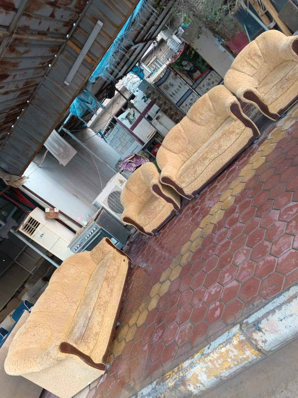تخم تركي عشر مقاعد مستعمل نضيف السعر 🌹 200 🌹 ألف العنوان العزيزيه منطقة باب الحاره *********** *********** يوجد واتساب وماسنجر وتوصيل لجميع المحافظات بل الاجره الصويرة, واسط

