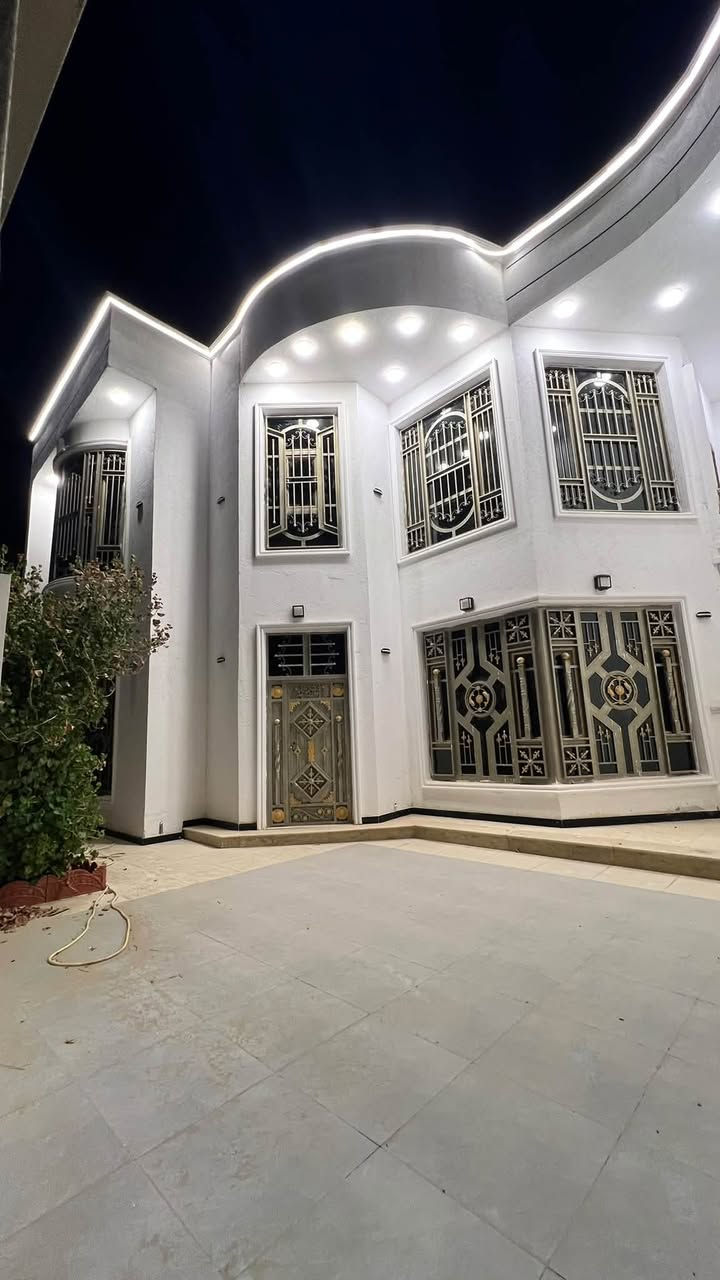 🏡 دار للبيع – موقع مميز جدًا

📍 الموقع: حي الصادق، ملاصق لمدرسة لارسا وعلى الساحة الكبيرة
📐 المساحة: 250 م

🔹 الطابق الأول:
• حديقة
• استقبال
• صالة
• مطبخ
• منور
• حمامات داخلية وخارجية
• غرفة

🔹 الطابق الثاني:
• 3 غرف
• صالة
• حمام
• إحدى الغرف بنظام سويت

📞 للاستفسار والتواصل:
***********
***********
