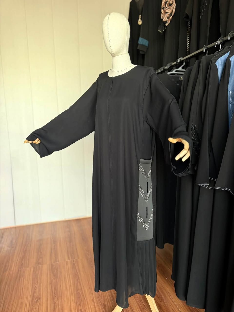 السلام عليكم عندي مجموعة مال عبي تقريباً بل٤٠ اقل او اكثر ما متاكد منهن مال محل معزل ويريد ايبيعهن شلع تجي بعينك وتشوفهن كلهن جدد وبقياستهن اكو بهين قياسات كامله واكو باقيات قطع مع المليكانه هم كذالك للبيع + استان عرض مال تصوير للاستفسار واتساب ***********
