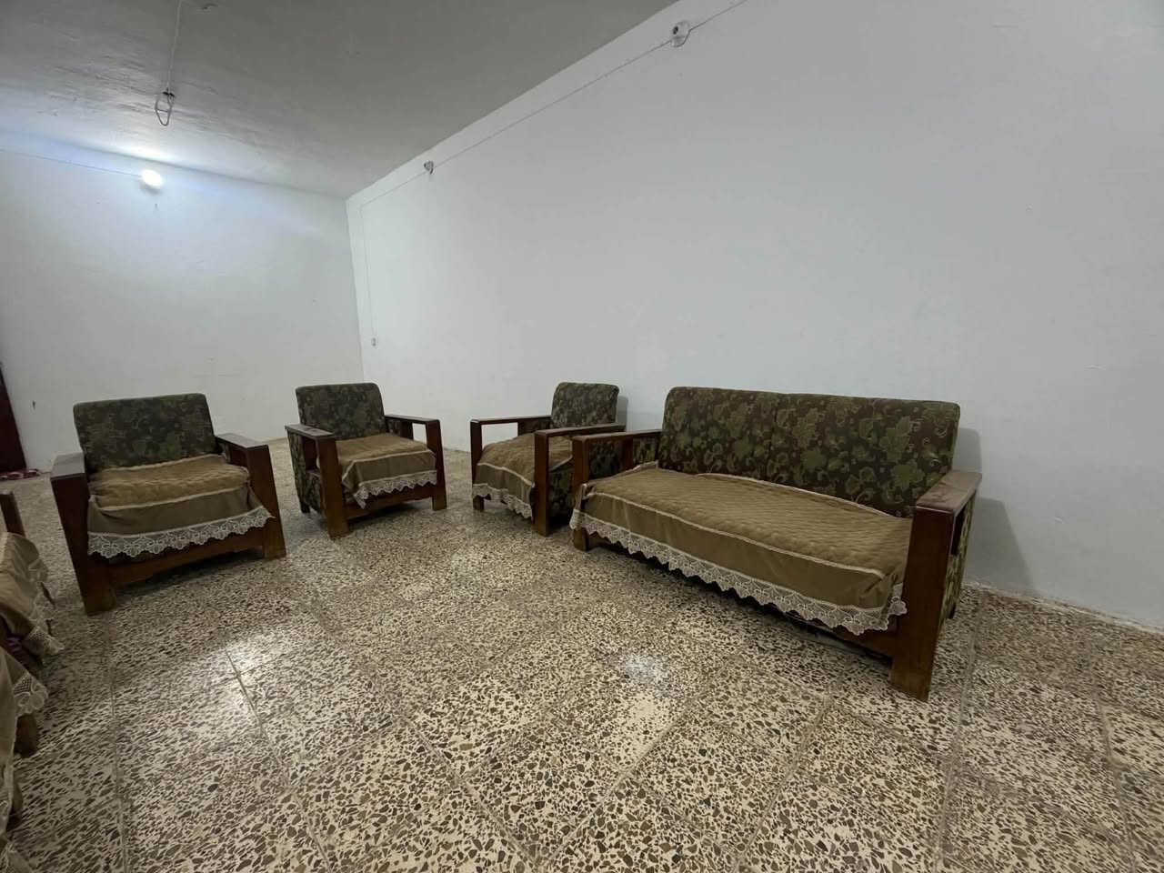 مستعمل • نضيف • طقم ٤ كراسي ٢ قنفات