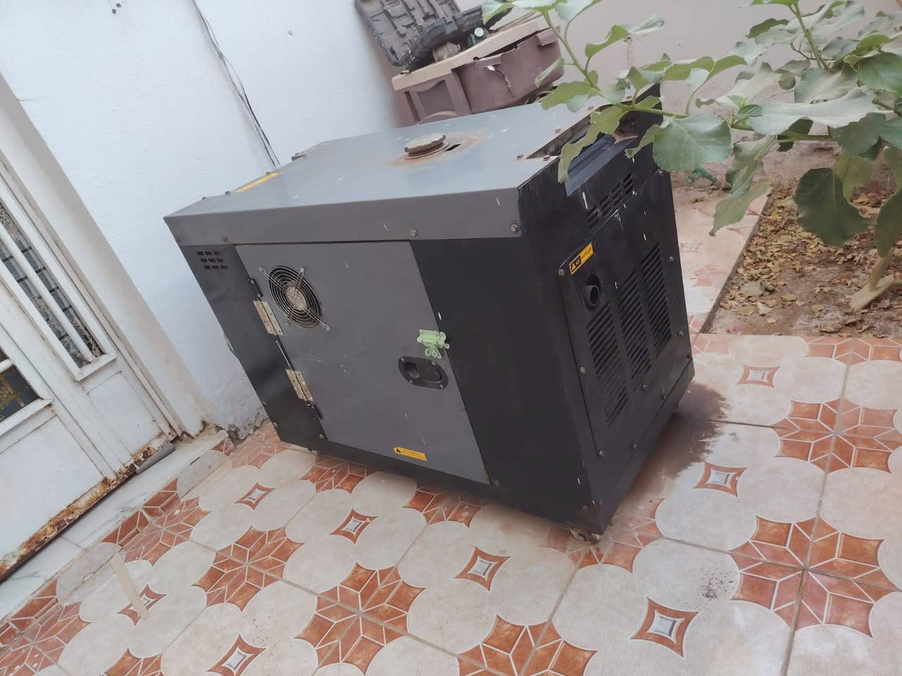⚡ مولدة ديزل كاتم صوت للبيع - بحالة ممتازة ⚡
المواصفات:

​الماركة والموديل: Kabota-X (KDE11000T)

​النوع: ديزل (Diesel) - كتم صوت (Silent)

​التردد: 50 Hz

​ساعات التشغيل: 559 ساعة عمل فقط (حسب العداد الرقمي)

​المميزات: 

​نظام تحذير تلقائي عند نقص الزيت لحماية المحرك

​قاطع دورة أمان (AC Breaker)

​هيكل قوي ومظلة كاتمة للصوت مناسبة للاستخدام السكني والتجاري

​جاهزة للعمل والتشغيل الفوري

​📞 للتواصل والاستفسار: ***********

📍 الموقع: [الديوانية ]

💰 السعر: [مليون دينار]
