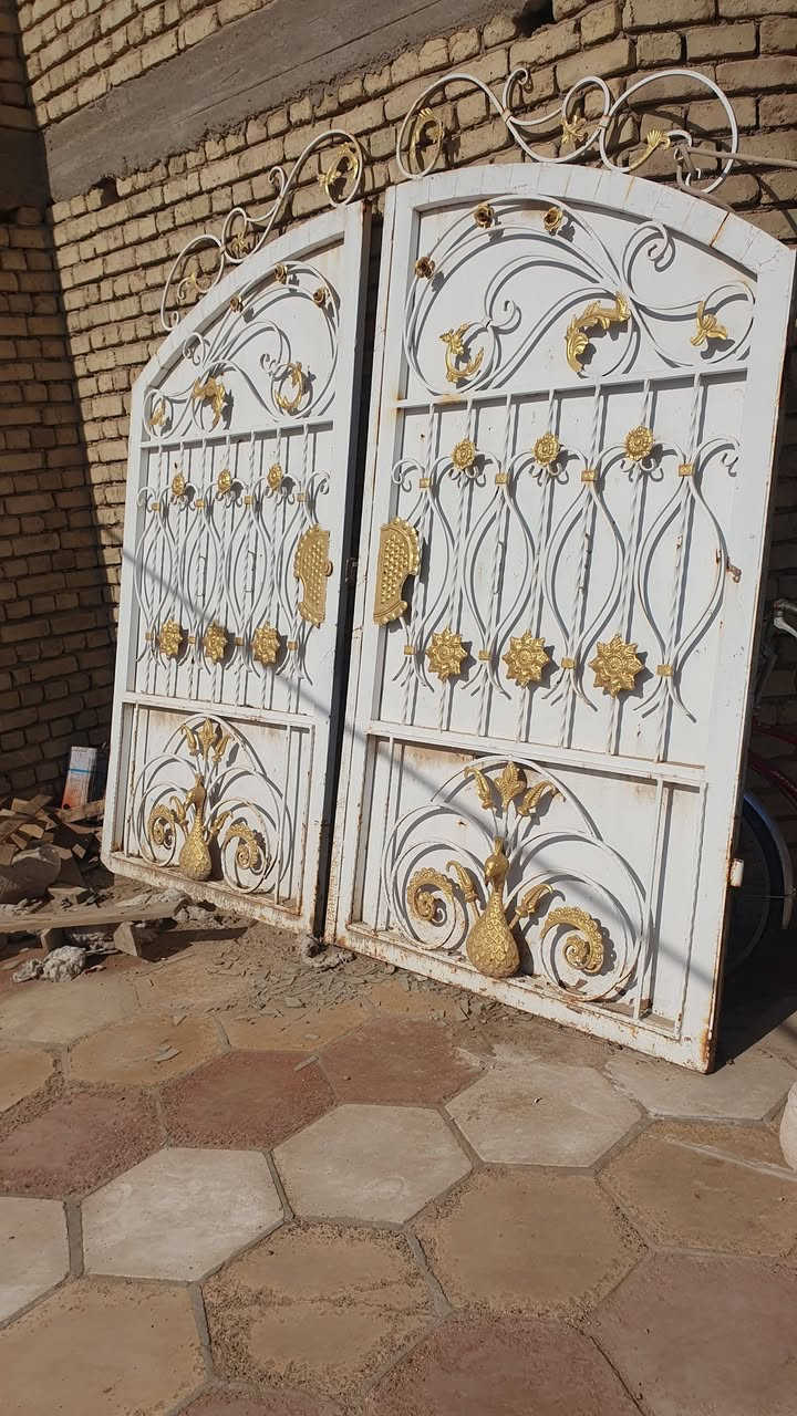 السلام عليكم باب ثقيل ونضيف بدون جرجوبه طول ٢٣٠ عرض ٢٥٠ السعر ٢٢٥ الف
