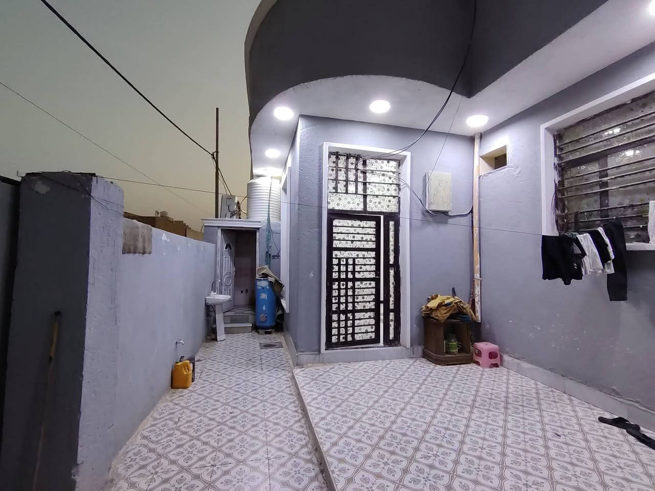 السلام عليكم دار سكن حديث للبيع في الكوت منطقة حي الحكيم نزلة الوائلية بالقرب من شارع الصب مساحتة 200م وشارعة 9م البناء طابوق درجة اولى والسقف صب مسلح والارضية والجدران سيراميك ويتكون البيت من غرفتين نوم وصالة واستقبال ومطبخ وصحيات داخلية وخارجية ومرقم من قبل البلدية السعر 70 وبي مجال الاستفسار الاتصال على هذا الرقم ***********
