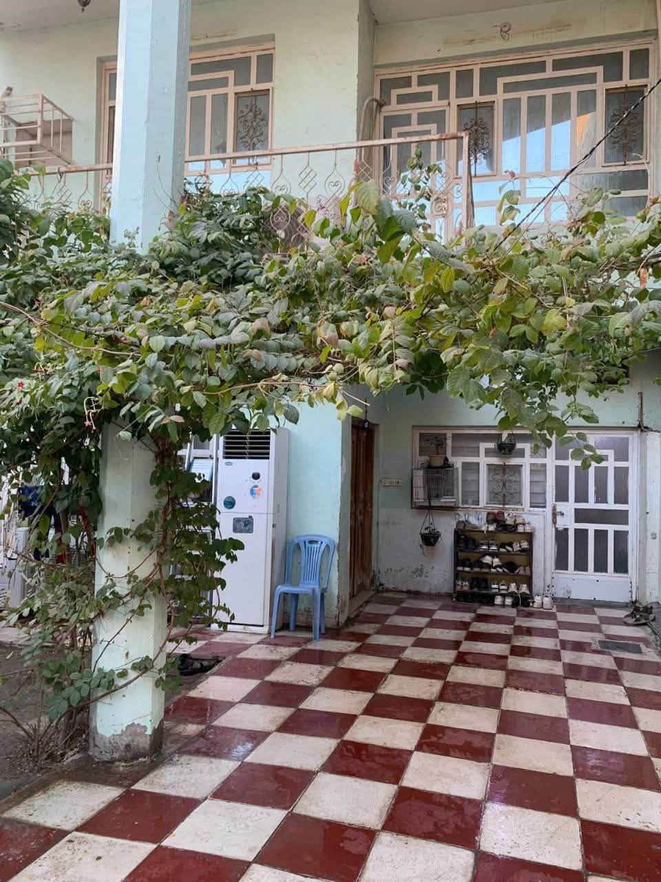 الموقع بابل حلة بستان الحلو 
المساحة:190
البيت متكون من ٣ طوابق
الطابق الاول:متكون من غرفة وهول واستقبال ومجمع صحيات
الطابق الثاني:متكون من غرفتين وهول واسع وسطح ومجمع صحيات ومخزن
الطابق الثالث:متكون من بيتونه واسعه وسطح كبير
للتواصل والاستفسار الاتصال على الرقم:***********
واتس اب:***********
