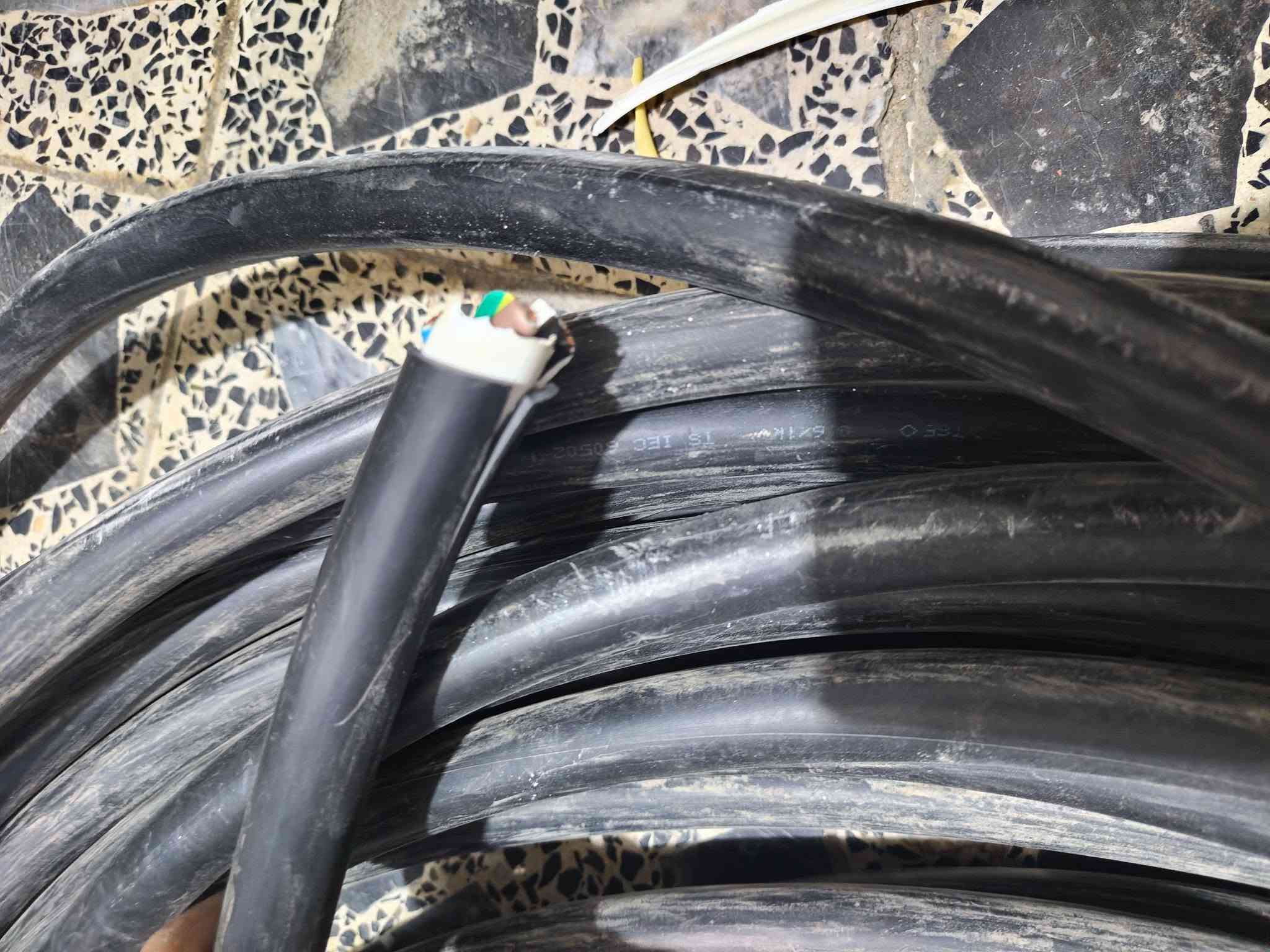 كيبل 4×10تركي اصلي دبل غلاف 38 متر
كيبل 4×16اسود  18 متر ونص 
كيبل ابيض شعري 4×6اردني اصلي مستخدم 11متر 
للتواصل ***********
