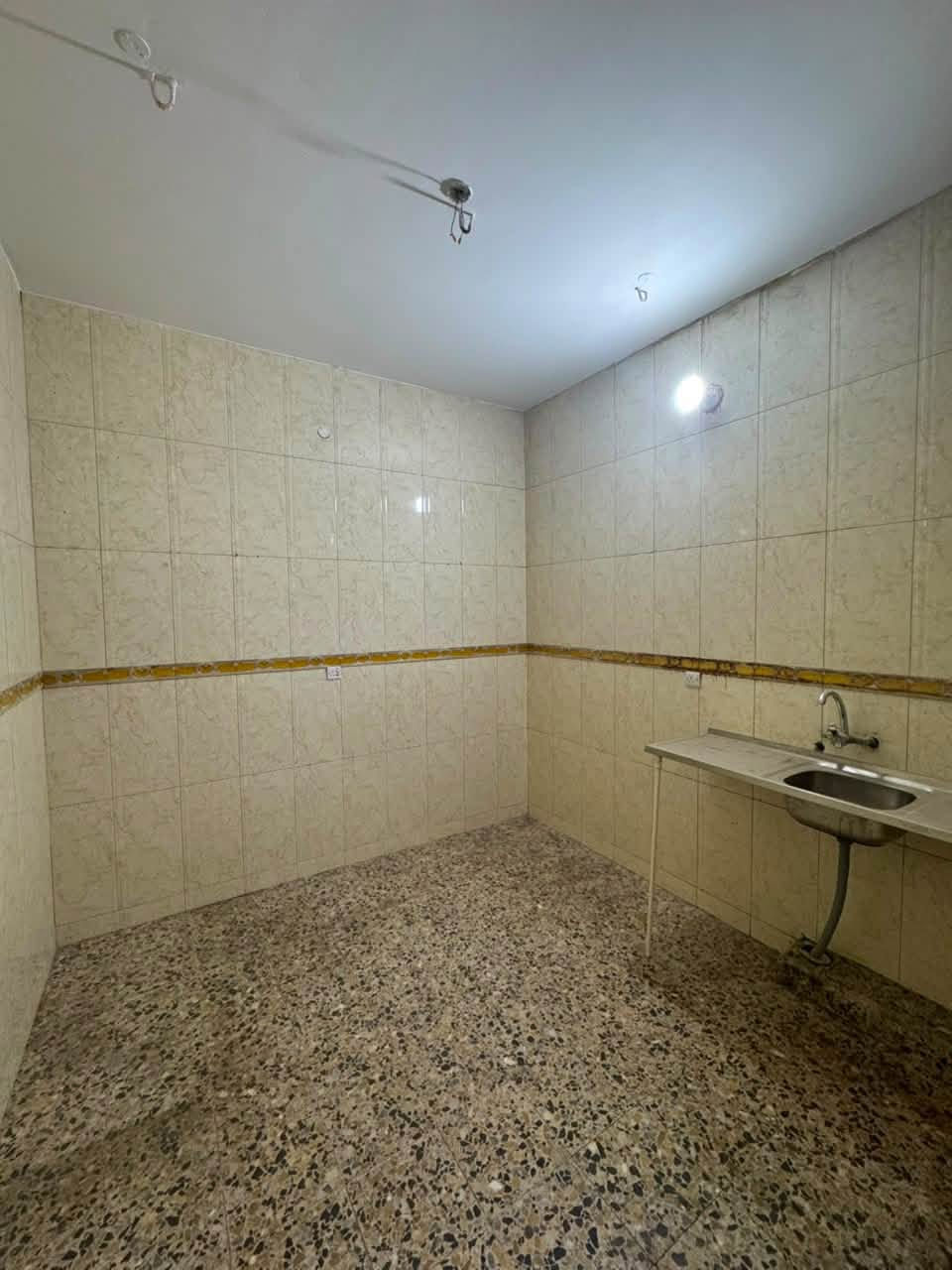 شقة للايجار في البصرة حي المهندسين المربع الذهبي ، في الطابق الاول ، مساحتها ٨٩ م بيها غرفة وصالة ومطبخ وحمام 
سعر الايجار ٤٥٠ الف شاملة اجور ماء وكهرباء 
للتواصل / ***********
