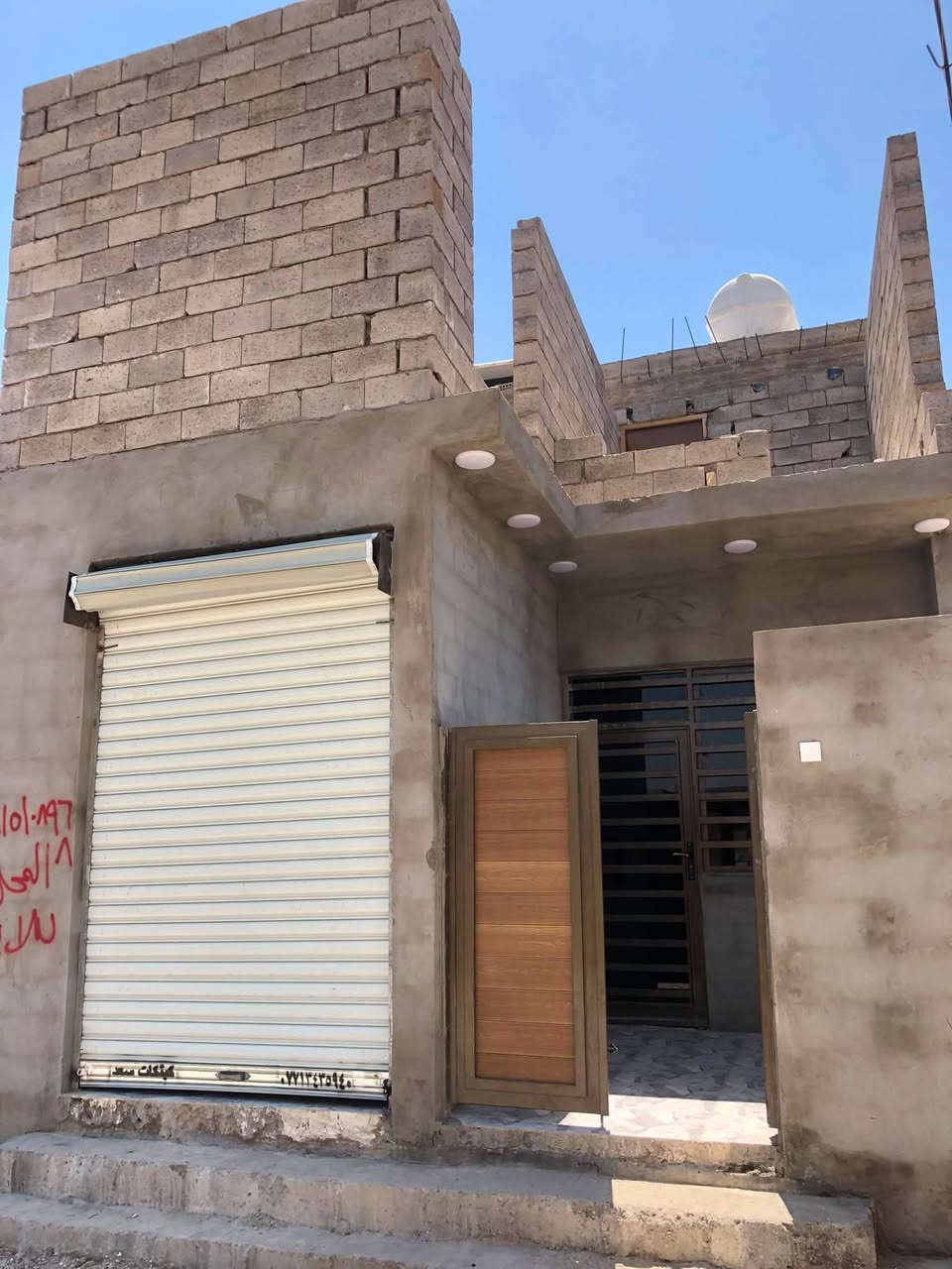السلام عليكم
متوفر بيت مقابل صيدلية بسمه الحياة بشارع اسواق العزاوي للبيع او للاايجار مساحة 100متر 
يتكون من غرفه ومطبخ واستقبال ومحل بواجهة البيت وصحيات وبيتونه بنظام حديث وبناء جديد 
لاستفسار اكثر موجود واتس او اتصال 
***********
