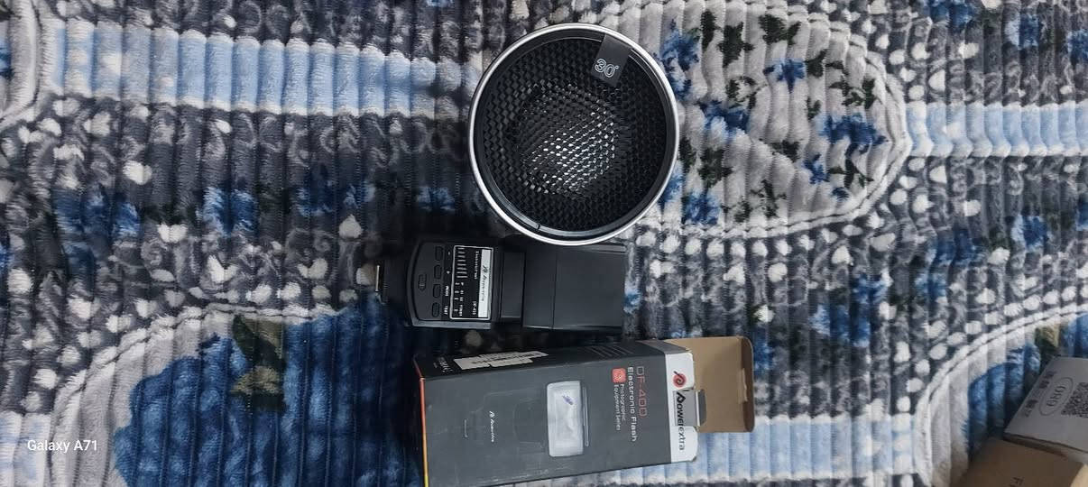 السلام عليكم  غراض تصوير للبيع 

كامره كانون T3i
شاحنه 
بطاريات 2 
حزام كتف 
عدسه 18 55
عدسه 75 300سكمه

ستاند ثلاثي 170
فلاش ومضه معا ملحق منعم اضائة
مانع هتزاز يدوي 

رولن sc2

***********
