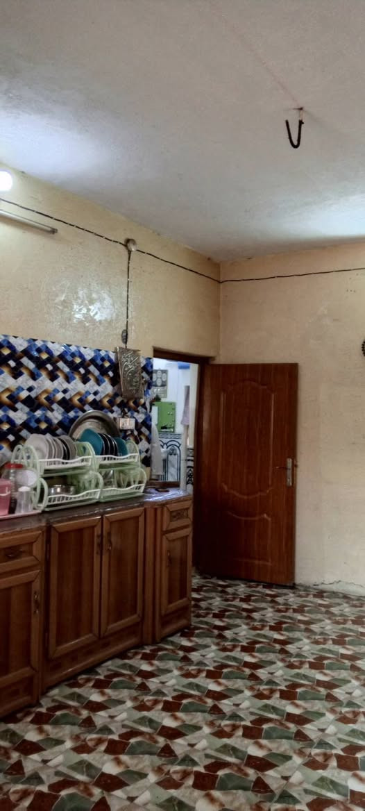 بيت للبيع طابو صرف المساحة 150م بالسند واقع حال 275م يوجد فيه ثلاث غرف وصاله ومطبخ  واستقبال وصحيات داخلية وخارجية ارضيه بورسلاين جدران  البناء البوكس صب وباقي البناء بلوك مضغوط والسطح صب بناء درجة اولى   العنوان/ الحمزة الغربي حي العسكري حي الاصدقاء قرب مولده عمار فيصل على الشارع الرئيسي تبليط 
 الاستفسار الاتصال على الرقم***********
