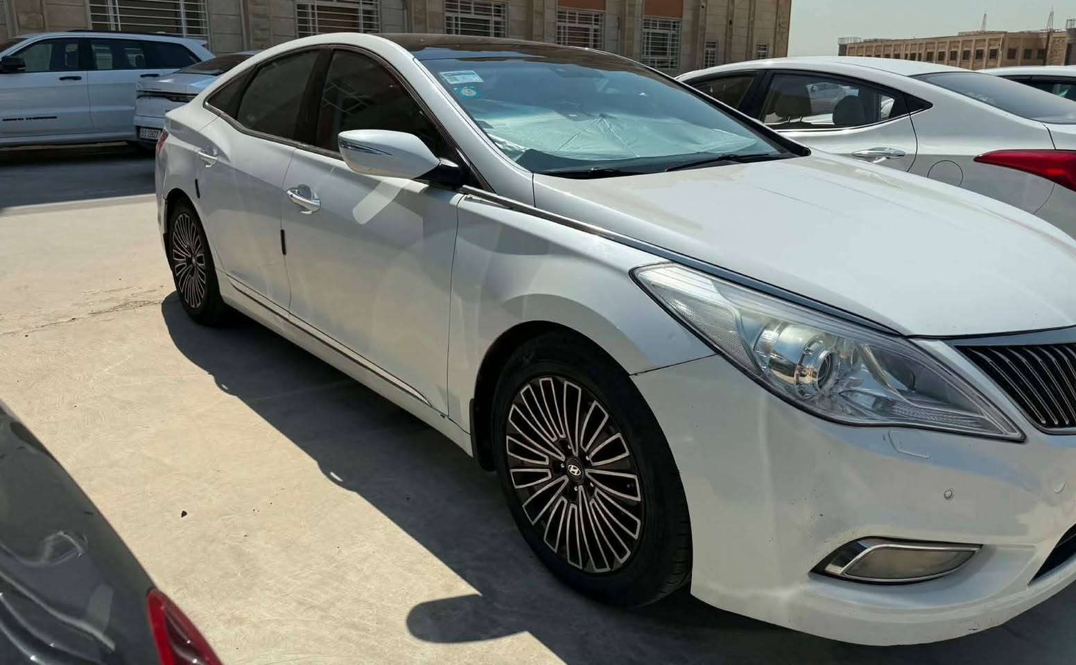 السلام عليكم
للبيع ازيرا 
AZERA
موديل 2013 فول مواصفات VIP اعلى فئة بالازيرا 
بانوراما
 تبريد ثلج 
داخل اسود 
تدليك كشنات وخزن 
هيتر كشنات وتبريد
استيرن كهربائي خزن
تحكمات استيرن
اشارة ترحيب 
مري شفط 
بصمة
شاشة حجم كبير 
زراك لايت 
وبعد هواي مواصفات 
محرك 30 گير ومحرك شرط ما مفتوح  طخم تايرات جدد كلشي جديد ضرر تبديل بابين فقط رقم بغداد الماني سنويه لـ 2028
سيارة تركبها ترتاح بيها راحة ادمان 
موقع مـوصـل 📍
للاتصال ***********
متواجد خاص
