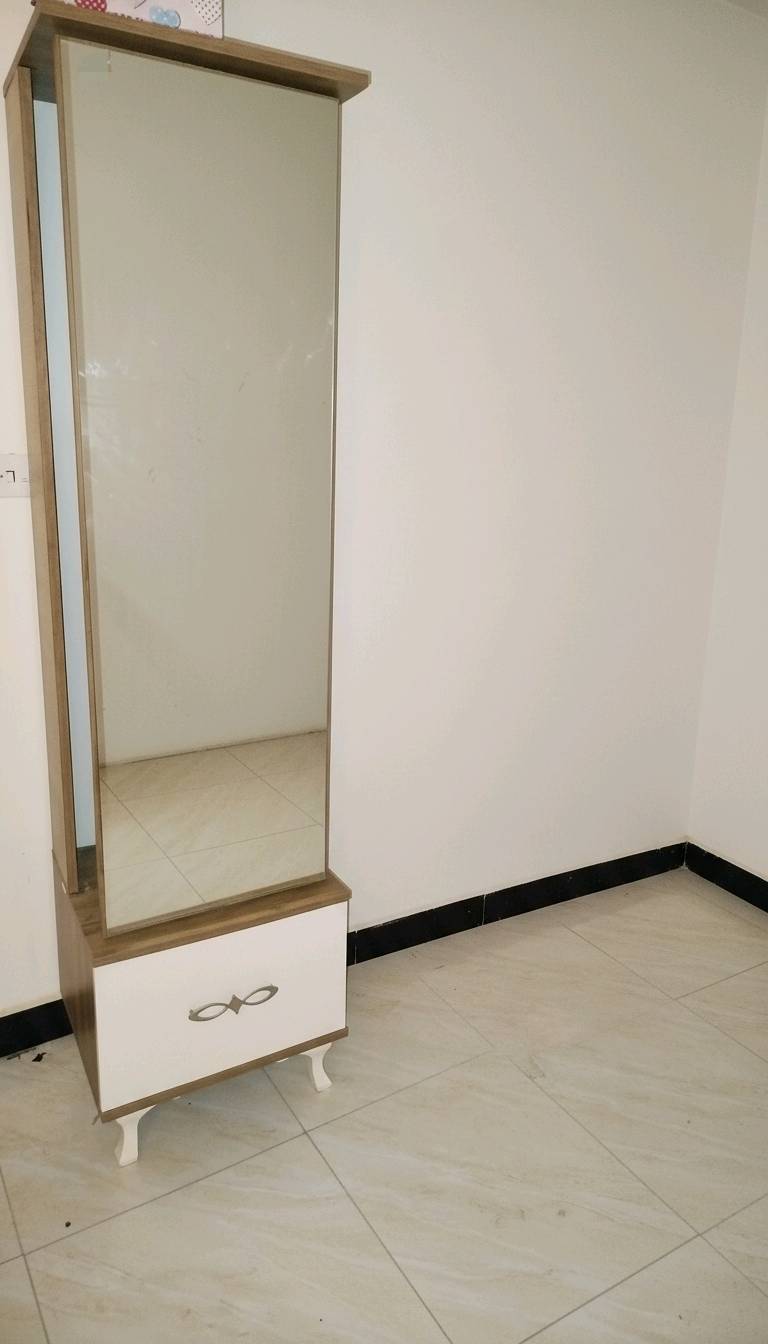 🛏️✨ للبيع – أثاث غرفة نوم 7 قطع  ✨ 
السعر قابل للتفاوض بالمعقول 🤝🏻 
الأثاث تم شراؤه قبل حوالي سنتين بسعر 2,500,000 دينار عراقي، وحالته حاليًا ممتازة ومحافظ عليه.تصميم نيو كلاسيك – مودرن عصري، محافظ عليه ونظيف استعمال شخصي فقط، والبيع بسبب تغيير الأثاث.تتكون من:
• 🛏️ سرير نفرين بتصميم أنيق مع إضاءة LED في الهيد بورد.
• 🗄️ 2 كومدينات
• 🚪 دولاب ملابس كبير بتصميم مميز ومرايا، عملي وواسع للتخزين.
• 🪞 تسريحة مع مرآة كبيرة وتصميم فاخر، تحتوي على أدراج وخزائن للتخزين.
• 🪞 مرآة طويلة مستقلة مع مجر خزن سفلي.
• 🛋️ شازلونج (Chaise Lounge)
• 🛏️ دوشك طبي نفرين هدية مع الغرفة.
شنو اسم/نوع الغرفة أو الشركة المصنّعة إذا موجود؟ وهل هي تركي لو محلي؟: 
تركي
هل القطع كلها شغّالة وزينة، خصوصًا إضاءة الـLED والدواليب والمرايا؟: 
نظيفه بحاله جيده
السعر نهائي لو قابل للتفاوض؟ وإذا أكو توصيل أو فك وتركيب، شلون يكون الاتفاق؟: 
قابل للتفاوض
