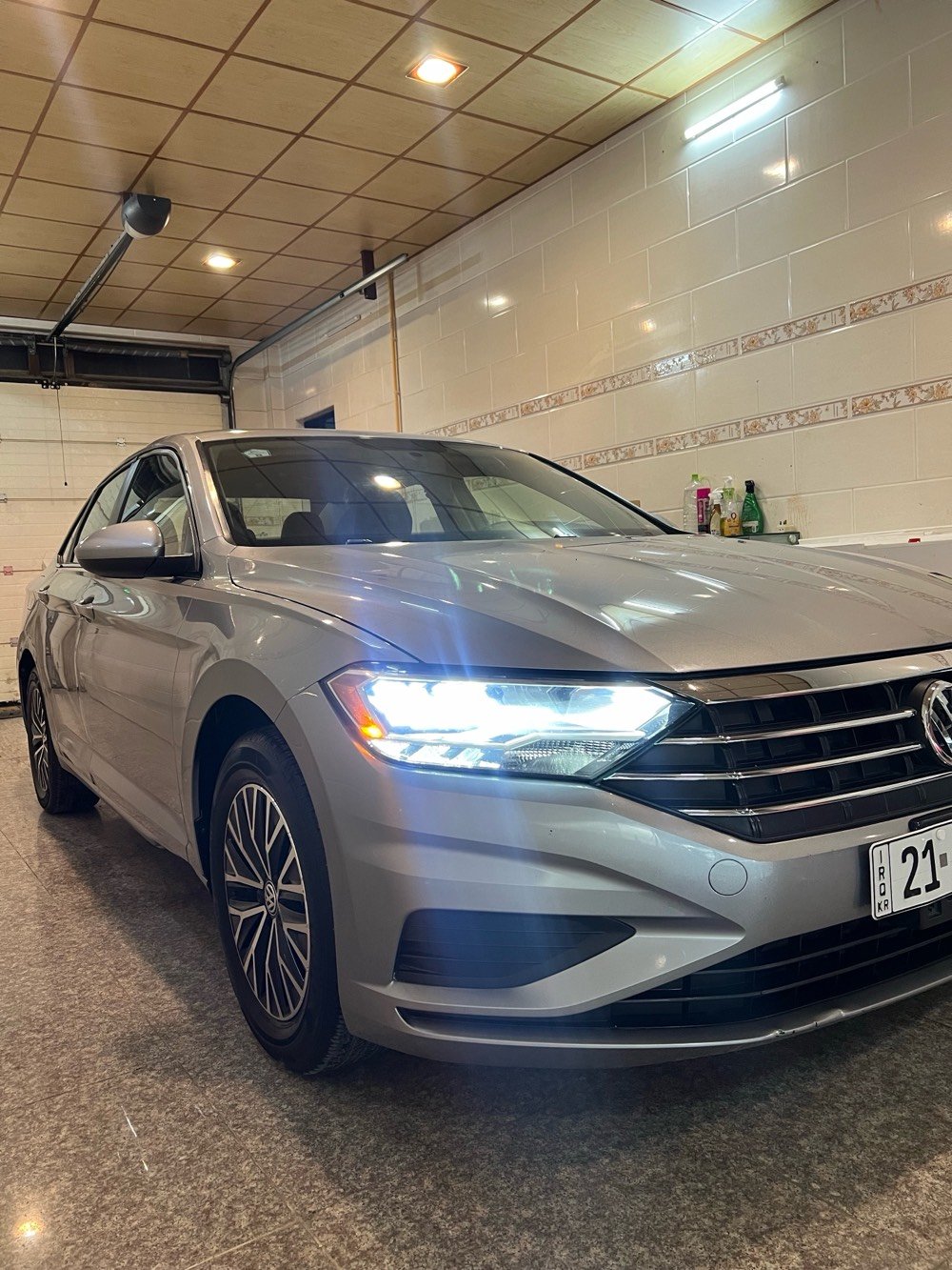 Jetta S 2021 , یەک دەرگای بۆیاخە ٤٨ هەزار میل ڕۆشتووە ، سەیارەیەکی بێ عەیب و کەم مەسرەفە ، لە سلێمانیم داوای ١٤٦ و معامەلەی لێ ئەکەم ، هەموو گیانی بە شەرت پێش و پاش کەپس بێ ئەیرباگ و ناو ، ١ دەرگای بۆیاخە ،تکایە ئەگەر مشتەری نیت و سعر تاقی ئەکەیتەوە بێزارمان مەکە، ڕەقەم شاصی و سۆنەری دانراوە ،لەگەڵ ڕێزم بۆ پەیوەندی  ***********  كوردى.       *********** العربية