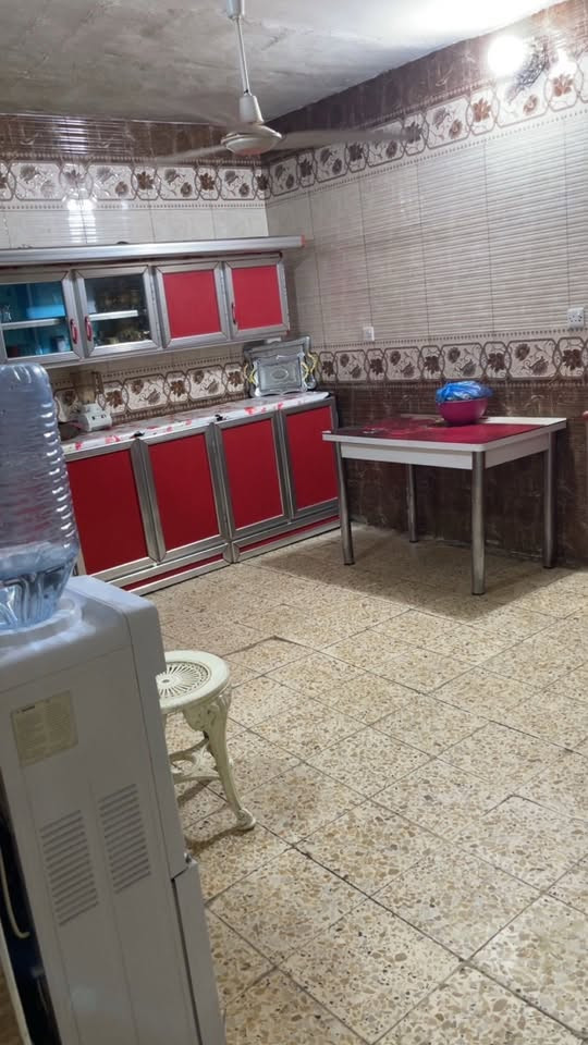 السلام عليكم دار للبيع مساحه ١٥٥ واكثر طابو ملك صرف يحتوي على اربعه غرف نوم وهول واستقبال ومطبخ جبير وحمامات وطرمه جبيره السعر ١٧٠ مكانه البياع الشرطه الخامسه للاستفسار الاتصال على الرقم ***********
