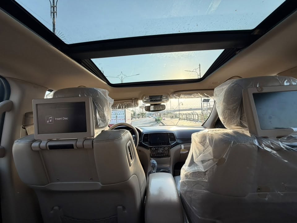 جيب كراند شيروكي لمتدد بلاس
مديل 2019
*  خليجي مكفولة 
* محرك 3.6L V6 Pentastar
* قوة 295 حصان
* قير أوتوماتيك 8 سرعات
* دفع رباعي 4×4
* ماشيه,143 كم
* نظام Quadra-Lift للرفع والخفض
* نظام دفع Selec-Terrain بأوضاع متعددة للقيادة
* فتحة سقف بانوراما
* داخلية جلد Nappa فاخر
* مقاعد أمامية كهربائية
* تبريد وتسخين المقاعد
* ذاكرة للمقاعد
* دركسون كهربائي
* دركسون جلد مع أزرار تحكم
* شاشة Uconnect
* Apple CarPlay / Android Auto
* كاميرا خلفية
* حساسات أمامية وخلفية
* مثبت سرعة
* تشغيل ودخول ذكي
* تشغيل عن بُعد
* مرايا كهربائية
* باب خلفي كهربائي
* جنوط خاصة بفئة Overland
* إضاءة LED
* نظام صوت فاخر
* تكييف أوتوماتيك
السياره مكفوله 
* السيارة نظيفة جداً واستخدام شخص 
السياره تحويل نفس اليوم 
العنوان ميسان  
الرقم ***********
السع258$ وبي مجال
