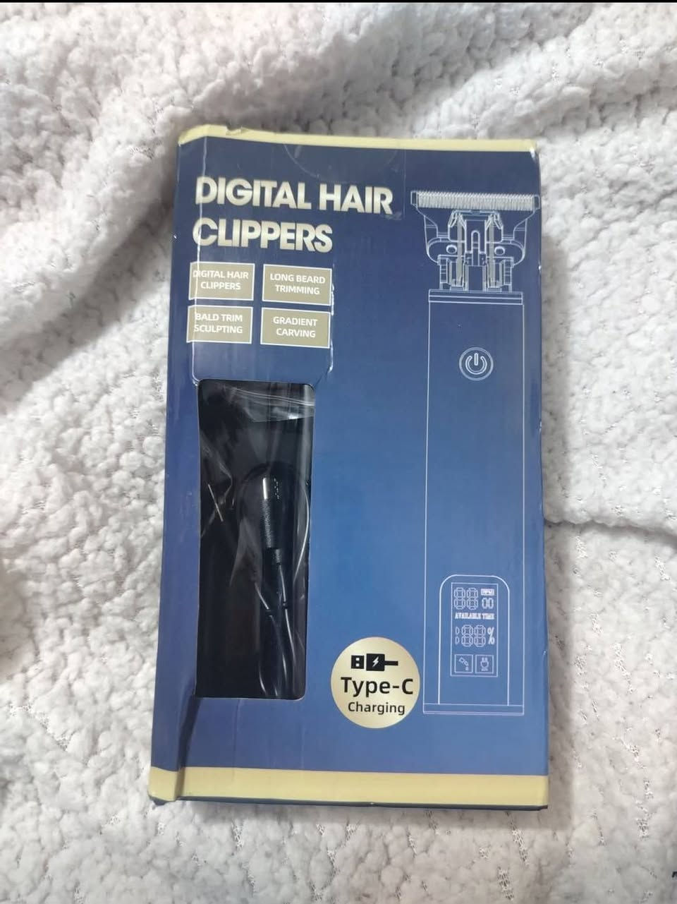 [للبيع] ماكينة حلاقة وتحديد رقمية قابلة للشحن (Digital Hair Clipper & Trimmer)
​ماكينة حلاقة وتحديد احترافية بتصميم معدني كلاسيكي منقوش، مزودة بشاشة رقمية لعرض نسبة البطارية وشحن سريع عبر منفذ Type-C. مثالية لتحديد اللحية، التنعيم، وحلاقة الشعر بكل دقة.
​أهم الميزات والمواصفات:
✅ الشاشة الرقمية: مزودة بشاشة LED تعرض نسبة شحن البطارية المتبقية بوضوح.
✅ الشحن والتغذية: تدعم الشحن السريع عبر منفذ Type-C (كابل الشحن مرفق).
✅ تصميم هيكل معدني: جسم معدني متين بتنقش كلاسيكي ذهبي أنيق مع مقبض مريح يمنع الانزلاق.
✅ شفرات حادة: شفرات حادة وقوية على شكل T مخصصة للتحديد الدقيق (Gradient Carving & Sculpting).
✅ ملحقات متكاملة:
​7 أمشاط تدرج بمقاسات مختلفة لتحديد وتحفيف الشعر واللحية.
​فرشاة تنظيف صغيرة.
​كابل شحن Type-C.
✅ الحالة: جديدة تماماً داخل العلبة.
​💰 السعر: 15,000 مع توصيل 
​📲 للتواصل عبر الواتساب: ***********
