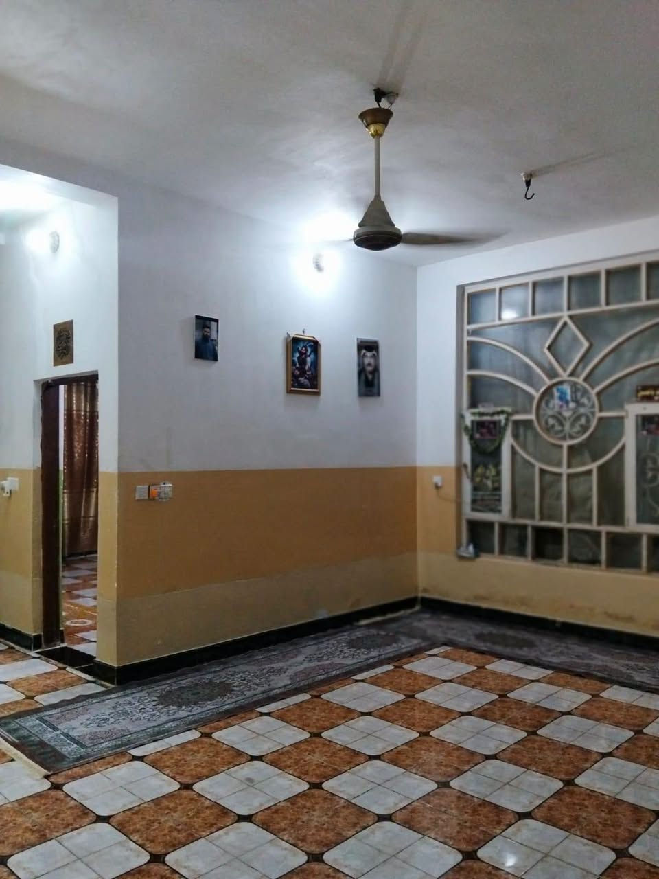 🏠 للبيع دار سكني في موقع مميز – حي الجامعة
🎓 الموقع: قريبة من الجامعة، حوالي 10 دقائق مشيًا

دار سكني مرتبة وجاهزة للسكن، تقع في حي الجامعة – شارع حيدر بن حجي هندي، بموقع هادئ ومميز وقريب من الخدمات والمدارس.

📐 المساحة: 150 م²
الواجهة : 7.5م × النزال 20م.
📜 السند: 25
🏗️ نوع البناء: أساس طابوق، بناء بلوك، إعكادة
🚰 الخدمات: متوفرة
السعر : 50 وبي مجال للشراي 

تتكون الدار من:
• صالة
• مطبخ
• استقبال
• غرفة
• صحيات

✨ الدار مرتبة وجاهزة للسكن ومناسبة للعائلة، وموقعها ممتاز لقربها من الجامعة والخدمات.
 #للاستفسار 
او مراسله الصفحة أو واتساب او الاتصال ع الأرقام التأليه 
   ***********
https://wa.me/message/54I3LYHRG7YFG1
#العفلوگي_للعقار_اكبر_بيج_عقارات_في_الديوانية
#بيت #دار #عقار #ارض #الديوانية
