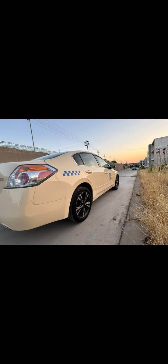 ✅ 🚕 ئەڵتیما بیلاد تەکسی مۆدیل ٢٠١١ 
✅ گێڕ عادی گێڕ و مەکینەی پاکە بە شەرت
✅ یەک درگای بۆیاخە بێ ناو گرت
✅چوار تایەی تازەیە
✅ سەیارەکە سەنەوی ساڵێکی ماوە بەسەر بچێت 
بەشەرتی تەحویل غرامە
✅ تەقەو ڕەقەی نییە 
✅ ناوی تێ گیراوە و پاک ماوەتەوە 
✅ شاشەی بۆ بەستراوە
✅ سەیارەیەکی کەم مەسرەفە 
✅ ڕەقم چوار 
✅ سعری ١ یەک دەفتەت و مەعامەلەیە
بۆ زانیاری زیاتر و مەعامەلە تەلەفون بکەن 
ژ.م *********** السليمانية, العراق
