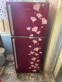 ثلاجات 2 الحمره حجم وسط نظيفه كلش استعمال سنتين سعرها 140 وبيها مجال  ...