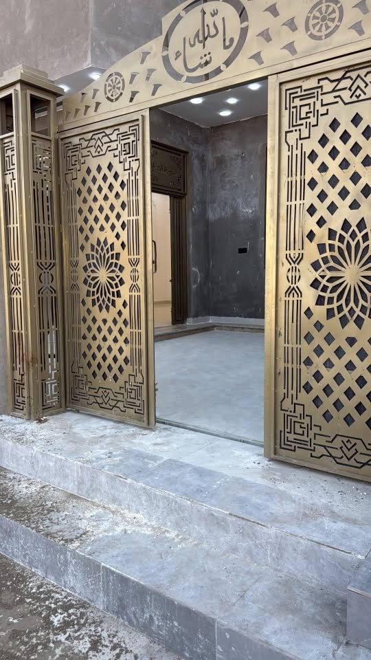 السلام عليكم بيت مساحة ٢٠٠ عنوانه حي المهندسين (حجي حسن) قرب كلية الامام الكاظم البيت غير مسكون بناء حديث هسه خلص كلة طابوق السقف كونكريت شغل درجة اولى من سراميك الى باقي التفاصيل اي استفسار اتصل على الرقم ‭***********‬

