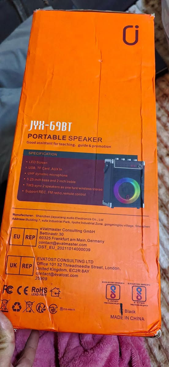 المواصفات التقنية الكاملة لجهاز الكاريوكي المحمول JYX-69BT:
سعر ٧٠ مع توصيل  رقم الهاتف *********** 
🔋 البطارية والشحن

سعة البطارية: 5200 مللي أمبير (mAh) قابلة لإعادة الشحن.

وقت التشغيل: يدوم من 8 إلى 12 ساعة عمل متواصلة (حسب مستوى الصوت والإضاءة).

منفذ الشحن: منفذ من نوع Type-C بجهد (5V 2A).

مؤشر الشحن: يضيء باللون الأحمر أثناء الشحن، ويتحول إلى الأزرق عند اكتمال الشحن. [1, 2, 3, 4]

🔊 الصوت والأداء

القوة القصوى (Peak Power): تصل إلى 280W - 380W لأداء قوي وصوت جهير.

حجم المكبرات الداخلية: مضخم صوت (Subwoofer) بحجم 5.25 بوصة + مكبر صوت حاد (Tweeter) بحجم 2 بوصة.

تقنية المعالجة: مزود بتقنية DSP 5.0 لمعالجة الإشارات الرقمية لضمان نقاء الصوت ومنع التشويش.

أزرار التحكم: مفاتيح ميكانيكية علوية للتحكم بالصوت الرئيسي، وصوت الميكروفون، وتأثير الصدى (Echo)، ومستويات الـ Bass والـ Treble. [1, 2, 3, 4, 5]

🔌 الاتصال والمنافذ

البلوتوث: إصدار Bluetooth 5.0 لاتصال لاسلكي سريع ومستقر.

المنافذ المدعومة: مدخل AUX (3.5mm)، منفذ فلاش ميموري USB، ومنفذ كارت ذاكرة TF Card.

ميزة TWS: تتيح لك ربط سماعتين من نفس الموديل لاسلكياً ليعملا معاً بنظام صوت ستيريو محيطي ومضاعف.

ميزات إضافية: راديو FM مدمج، وخاصية تسجيل الصوت (REC) لحفظ أدائك الغنائي عند وضع فلاشة أو كارت ذاكرة. [, 2, 3, 5]

🎤 الميكروفونات والملحقات

الميكروفونات اللاسلكية: يأتي مع ميكروفونين لاسلكيين يعتمدان تردد UHF لضمان بعد مدى الإشارة ونقاء الصوت.

مداخل إضافية: يحتوي على مدخلين إضافيين (6.35mm) لتوصيل ميكروفونات سلكية أخرى عند الحاجة.

الهيكل الخارجي: مظهر خارجي أنيق من الجلد/الخشب المقلد لحماية أفضل وشكل جذاب، مع حزام ومقبض جلدي لسهولة التنقل والحمل. [, 2, 4]
