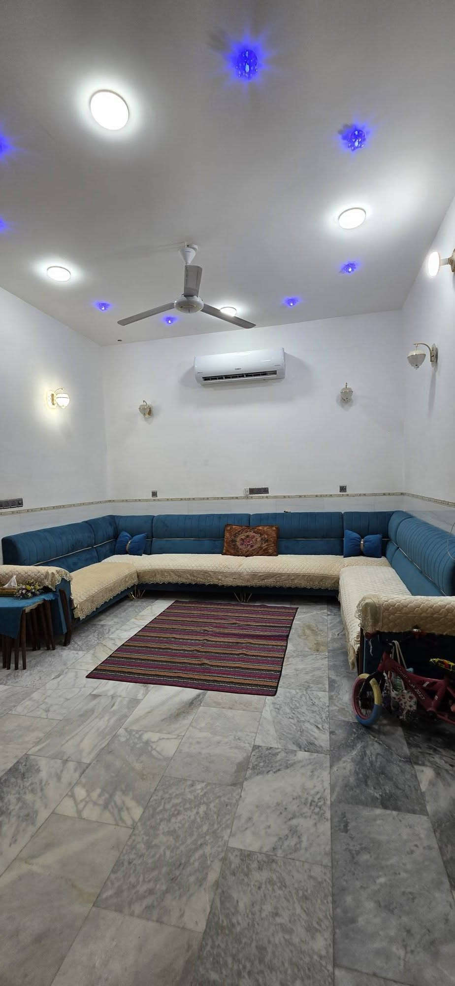 🏡 دار للبيع – طابو ملك صرف
📐 المساحة: 150 م²
💰 مطلوب: 35 إِسكان
📍 الموقع: العسكري – خلف محلات تقي
🏠 بناء حديث درجة أولى أرضية مرمر – طابقين 
🔹 الطابق الأول:
• غرفة نوم
• صالة
• استقبال
• مطبخ
• مجمع صحيات داخلي وخارجي
• طارمة
• حديقة صغيرة
🔹 الطابق الثاني:
• غرفة نوم
• صالة
• مجمع صحيات
📞 للاستفسار:
مراجعة مكتب عالم العقار في الجمعية مقابل الإطفاء
أو الاتصال:
📱 ***********
📱 ***********
#عندك_عقار_للبيع_فقط_راسلنا_اواتصل_وات_ساب
