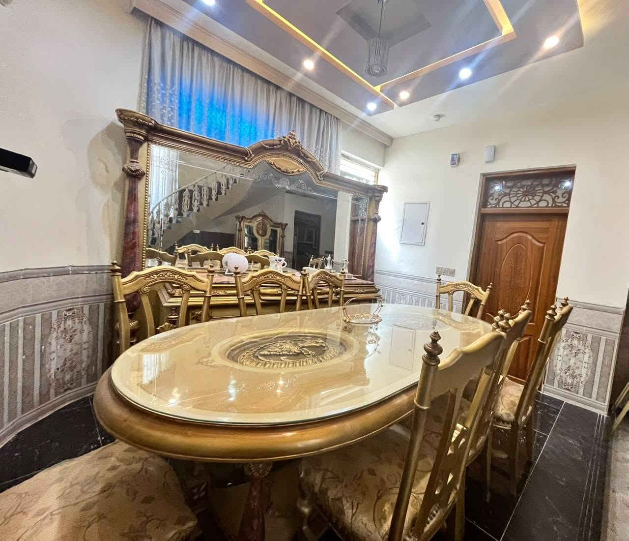 طقم سفرة ذهبي كلاسيكي كامل للبيع
​غرفة طعام ملكية كاملة (طاولة + كراسي + بوفيه بمرآة + نيش زجاجي) بتصميم كلاسيكي فاخر وأعمدة رخامية.
​خشب متين وزخارف راقية.
​بحالة ممتازة جداً بدون أي عيوب.
للأستسفار التواصل 
***********
***********
