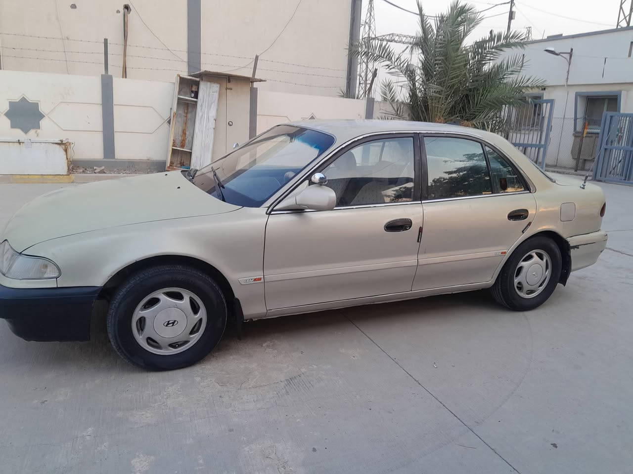 هونداي سوناتا صالون موديل ١٩٩٥.اللون رصاصي  .السعر(٥٠)وبيها مجال.  للاستفسار. ***********/***********.
