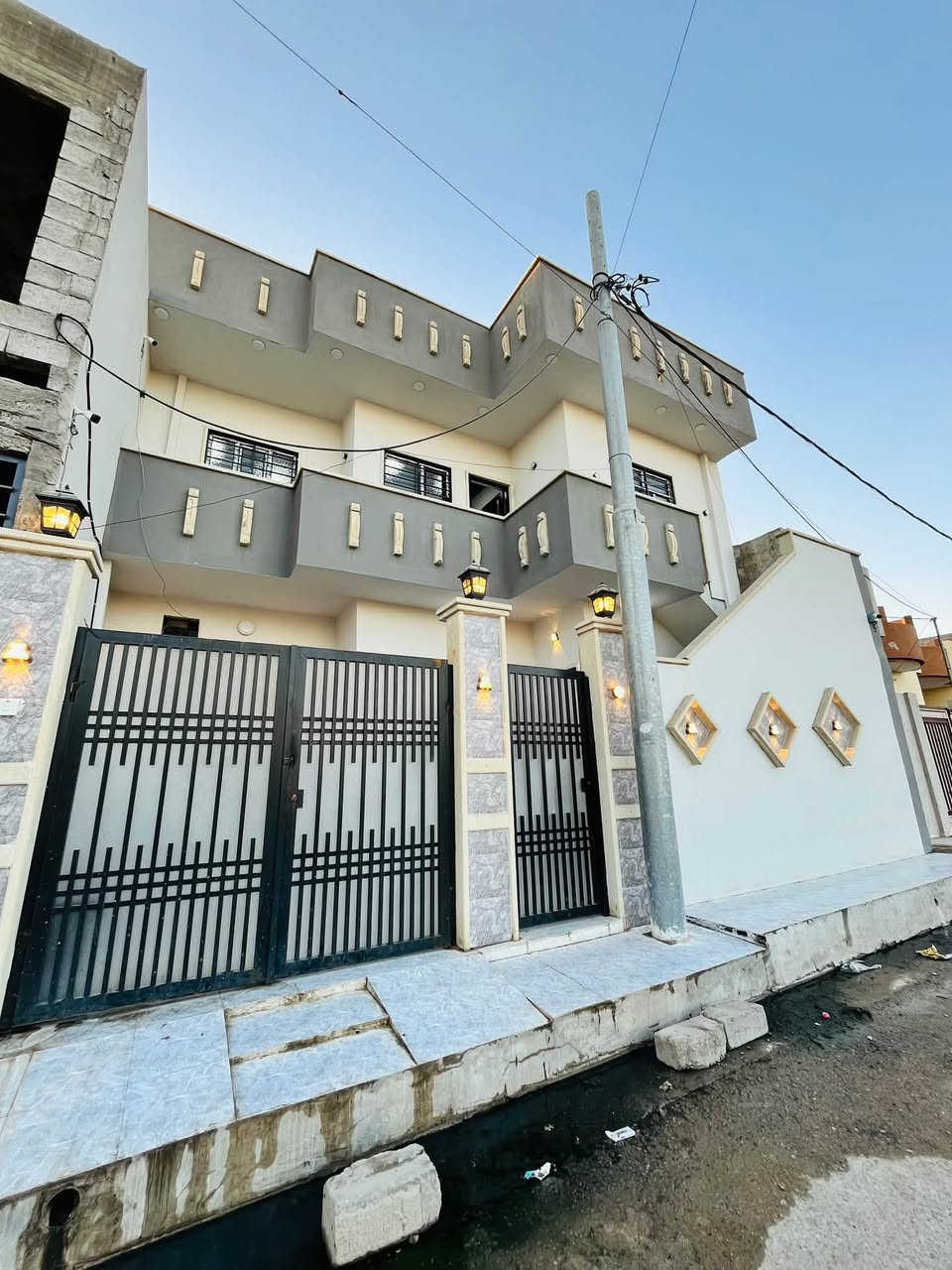 السلام عليكم
دار للبيع بسعر مناسب جدا 
موقع الدار حي سومر ع سايدين منطقه 112 مباشر مقابل الدار حديقه وسايدين 
المساحه 130 متر واقع حال بل سند 100 متر 
واجه 10 متر النزال 13 متر 
الدار طابقين يتكون اربع غرف نوم وهولين استقبال ومطبخ وصحيات 
والدار بي درايج خارجيه 
بناء الدار 2025 حديث 
ملك صرف سند طابو الزهور
مواصفات الدار جبسن بورد وسيراميك وسقوف ثانويه وابواب تركي 
السعر 105 وبي مجال بسيط 

 للاستفسار او مراجعه مكتب المهند لتجاره العقارات 
عنوان المكتب في حي سومر قرب التقاطع الثاني 
او الاتصال ع الارقام التاليه 
***********مهند 
***********مهند
