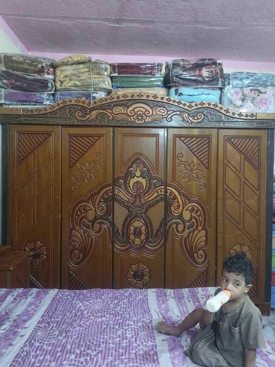السلام عليكم 
غرفة گد الحال 
وسعرها مناسب ٣٠٠ 
وبيها مجال قليل المكان حي الفداء
***********
