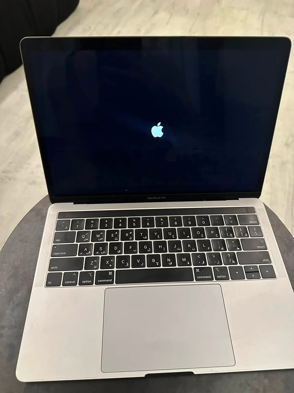 السلام عليكم
جهاز ماك بوك برو.
المواصفات الأساسية:
• الموديل: MacBook Pro 13-inch, 2019 (Two Thunderbolt 3 ports).
• المعالج: Intel Core i5 Quad-Core (رباعي النوى) بتردد 1.4 GHz.
• الذاكرة (RAM): سعة 8 GB.
• التخزين (SSD): مساحة 250 GB SSD (سريع جداً).
• الجرافيك: Intel Iris Plus Graphics 645.
• البطارية: حالتها جيدة مشحونة 247 مرة.
• النظام: محدّث لآخر إصدار macOS.
المميزات:
• شاشة Retina بدقة عالية وألوان واقعية.
• لوحة مفاتيح Magic Keyboard المريحة مع بصمة إصبع Touch ID.
• شريط اللمس Touch Bar لتسهيل العمل..
مكاني بغداد الغزالية
***********
التواصل على الرقم فقط
