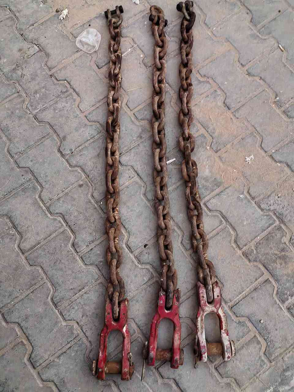 السلام عليكم ورحمة الله وبركاته للبيع سلاسل سحب قطر ١٦ملم طول ١،٢٠سم كريد ١٠٠فولاذ اصليه ام الختم اوربيه نضيف العنوان النجف ***********
