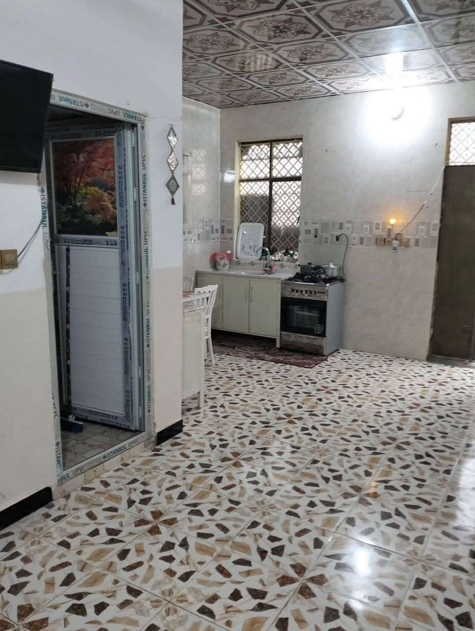 سلام عليكم بيت بل براكيه شارع الشفلات مقابيل اسواق فارس العبدلي البيت 50متر  السعر 30مليون وبي مجال  الي موعاجبه رجآ ليعلق الاستفسار الاتصال على الرقم ***********
