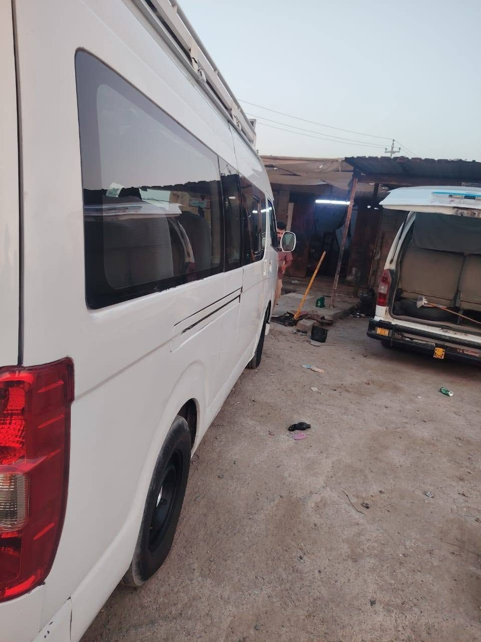 السلام عليكم سياره جنبي عاليه حداديه جديده امامي
 خلفي تخم تاير جديد تبريد شغال ٣ قطع مديل 2014
سياره فيها ضربه بالصندوق بسيطه ومبدل صندوق فيها سعر السياره 130 ورقه بيها مجال للطيبين السياره بعقوبه رقم التليفون ***********
