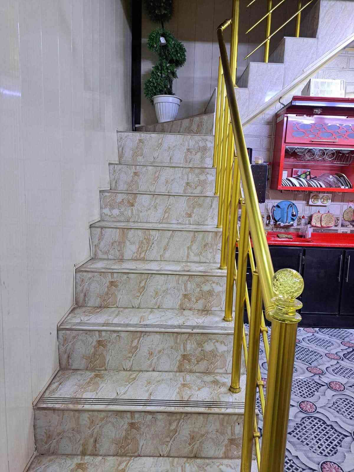 الدار للبيع بناء درجه اولى سنه 2020 في منطقة حي المهندسين المساحه: 105متر الواجهة 5,25 ونزال 20متر.  
الدار طابق ونص يتكون من استقبال وصاله ومطبخ وغرف عدد 2 وصحيات عدد 2
للاستفسار الاتصال على الرقم ***********
