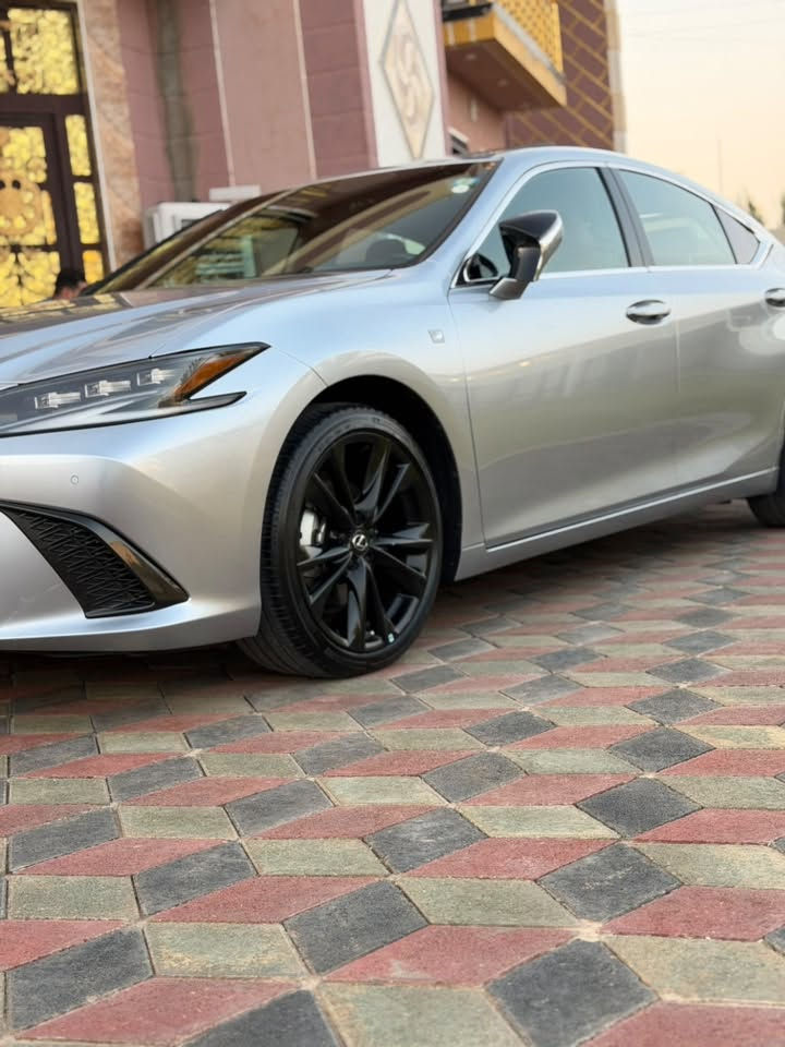 للبيع 
لكزز اف سبورت هاندلك هايبرد
Es300h
 Fsport handling(الفئه الرياضيه)
موديل 2024
السياره اعلى مواصفات اللكزز 
الضرر جاملغ خلفي صبغ فقط 
ايرباك كشن سائق 
العداد 15 الف ميل فقط
رقم بغداد بأسمي
المواصفات
1.كامرات محيطيه عدد 5 
مع اماكنيه تصوير السياره من اسفل السياره
2.فتحه سلايد روف
3.برده كهرباء
4.داتا شو تعرض بالجامه الاماميه
5.صندوق كهرباء مع فتح الصندوك بالقدم
6.لايت زنون لد عدسات عدد3 
7.لايت داينمك يفتر مع المقود 
8.نظام صوت مارك ليفنسون خاص باللكزز الفول
9.كشنات جلد احمل بلادي مع ختم fsport بمسند الرأس
10.مراي جانبيه شفط مع هيترات
11.ويل كب حجم 19
12.حساسات امامي خلفي 
13.رادار امامي خلفي 
14.انظمه قياده عدد 5
15.كشنات كهرباء مع تبريد وتدفئه
16.المقود هيتر مع تبريد
17.مقود كهرباء
18.هاند بريك بصمه
19.اوتو هولد
20.شاشه جبيره خاصه بهاي الفئه مع نظام ابل كار بلي واندرويد اوتو
21.شفتات بالمقود
22.خزن ميموري لكشن السائق
23.شحن موبايل وايرليس
24.خاصه الاوت دم للمرايه الوسطيه 
25.خاصيه تقديم وترجيع المقود مع كشن السائق عند تشغيل وانطفاء السياره
26.تشغيل عن بعد
27.فتح جميع الابواب بالبصمه 

مكان السياره بغداد
***********
