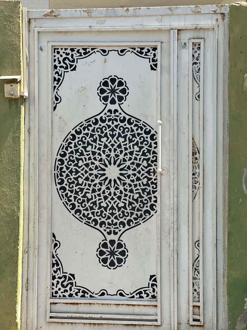 بيبان سكه خارجي مع خدمي  صحيات وكليدور وشبابيك وقمريه طول 16متر مستعجل عل بيع رقم مبايل ***********
