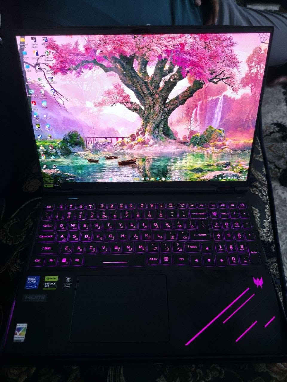 Acer Predator Helios 16 AI OLED – RTX 5090
الموديل: Predator Helios 16 AI PH16-73-92V4
المعالج: Intel Core Ultra 9 275HX
24 نواة / 24 خيط – يصل إلى 5.4GHz
كرت الشاشة: NVIDIA GeForce RTX 5090 Laptop
ذاكرة الكرت: 24GB GDDR7
استهلاك الكرت: حتى 175W يعني أقصى اداء
RAM: 16GB DDR5 6400MHz
التخزين: 1TB PCIe Gen 5 NVMe SSD
الشاشة: • 16 بوصة OLED
• WQXGA 2560×1600
• معدل تحديث 240Hz
• زمن استجابة 3ms
• 100% DCI-P3
• NVIDIA G-SYNC
• نسبة 16:10
الاتصالات: • Wi-Fi 7
• Bluetooth
• LAN حتى 5Gbps
• HDMI
• USB-C / Thunderbolt
• USB-A
• قارئ microSD
التبريد: Predator AeroBlade 3D الجيل السادس
كيبورد: RGB لكل مفتاح + MagKey
البطارية: 90Wh
الشاحن: 330W
الوزن: حوالي 2.65–2.7 كغم
النظام: Windows 11 Pro
السعر 4.6500
***********
مستخدمه ٤ ايام 
ضمان سنه كامله

