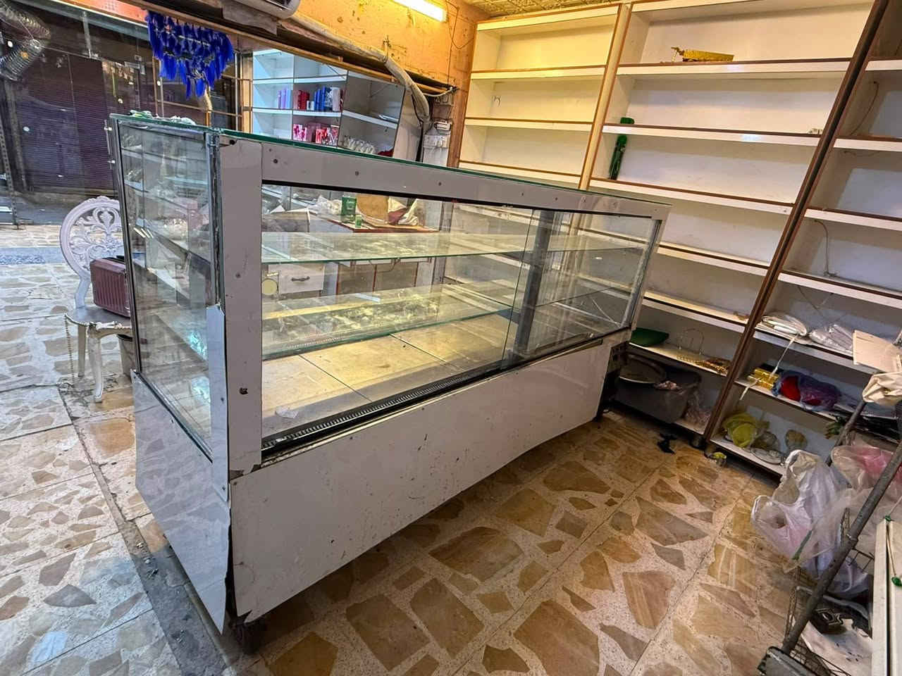 عارضة كيك للبيع شغالة السعر ٣٥٠ وبيها مجال ***********ابواحمد
