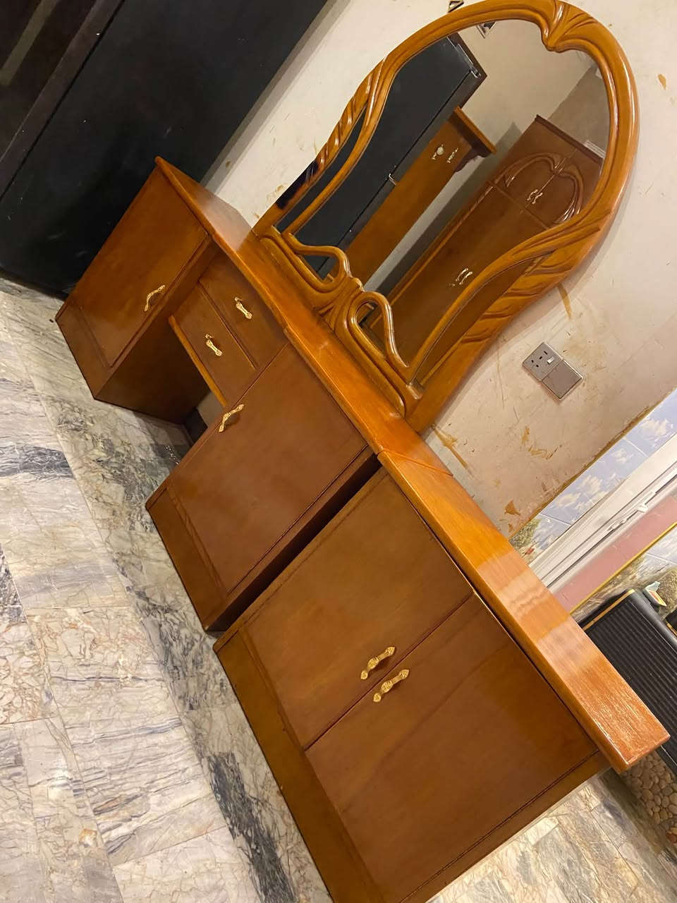 عندي غرفه نوم فصلته تفصال عل ايدي فصلتهه مليونين و100 وصل شراء موجود  بعدهه جديده استعمال  اقل سنه الغرفه نضافتهه 100‎%‎ ترهم مال زواج يعني الي ياخذه بالعافيه عليه داخل وخارج صاج ضهر جرجوبه الغرفه حيل نضيفه وتكمه تخت جربايه بلوك صاج السبب البيع اريد اخذ اصغر السعر البيع 750نهايته *********** بغداد مكلفه بالنشر  اتصلو عل رقم فقط

