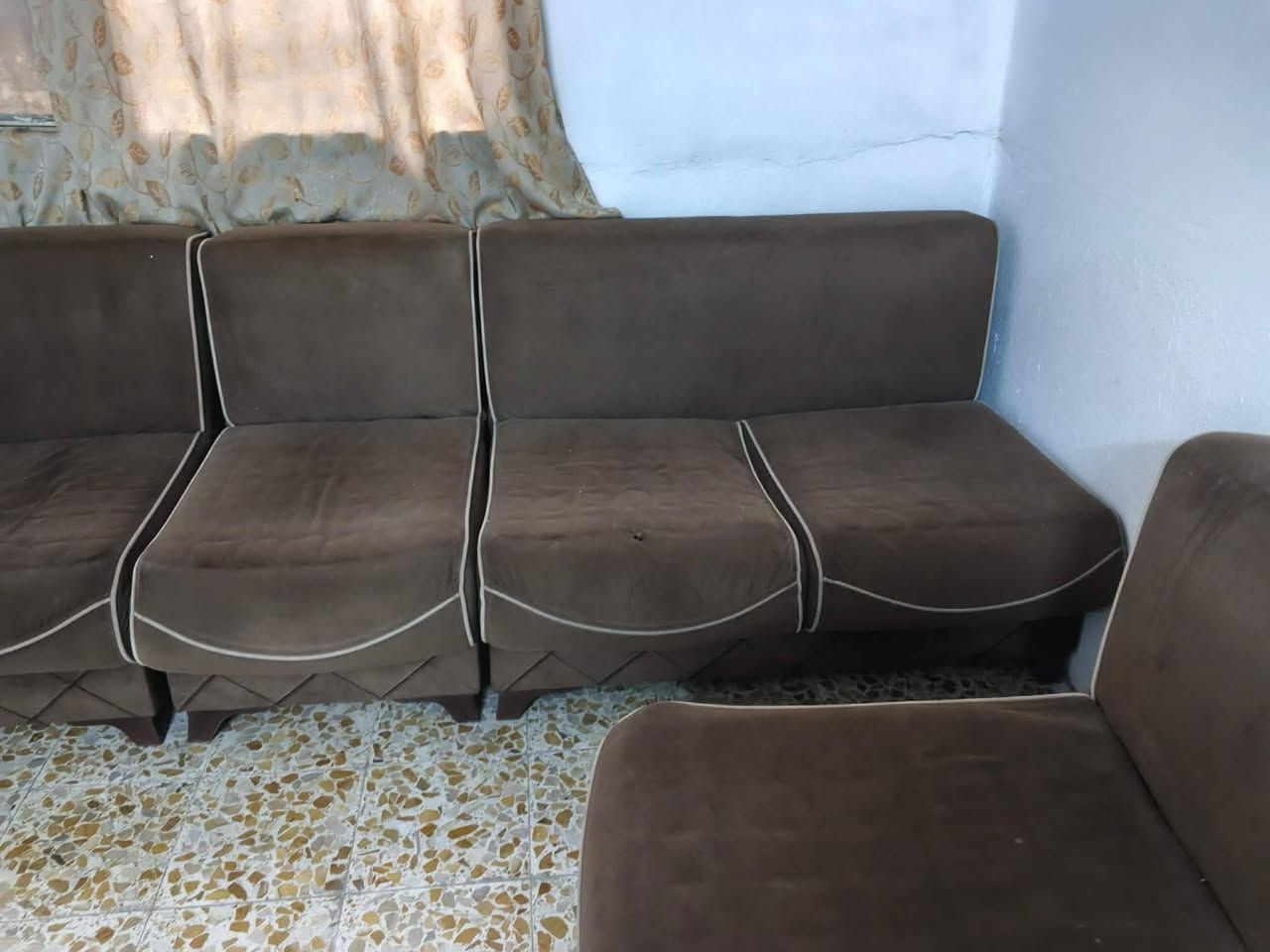 طخم نظيف بي ٥ أمتار ينقلب يصير سرير ويصير مخزن السعر ٦٠ الف ***********
