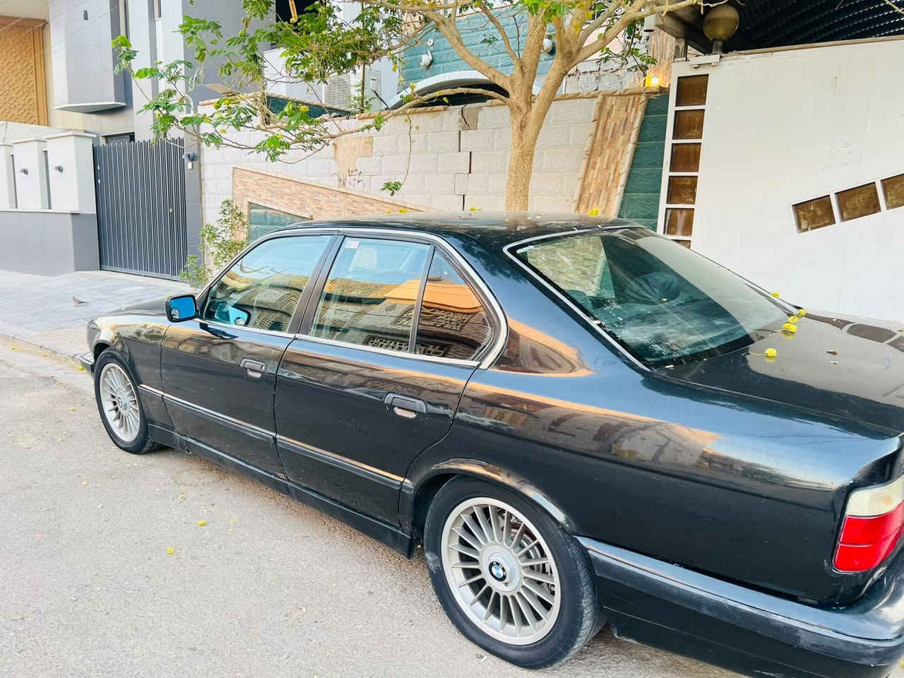 السلام عليكم
لبيع بي ام دبليو 
525i
6V
مسكر سياره حلو وجاهزه ملاحظات بسيطه بيها كهربائيات كله شغال تبريد شغال حداديه 80بلميه رقم دولي تريد تحويل تريد وكاله 
مكاني نجف السعر 50$وبيها مجال 
***********
