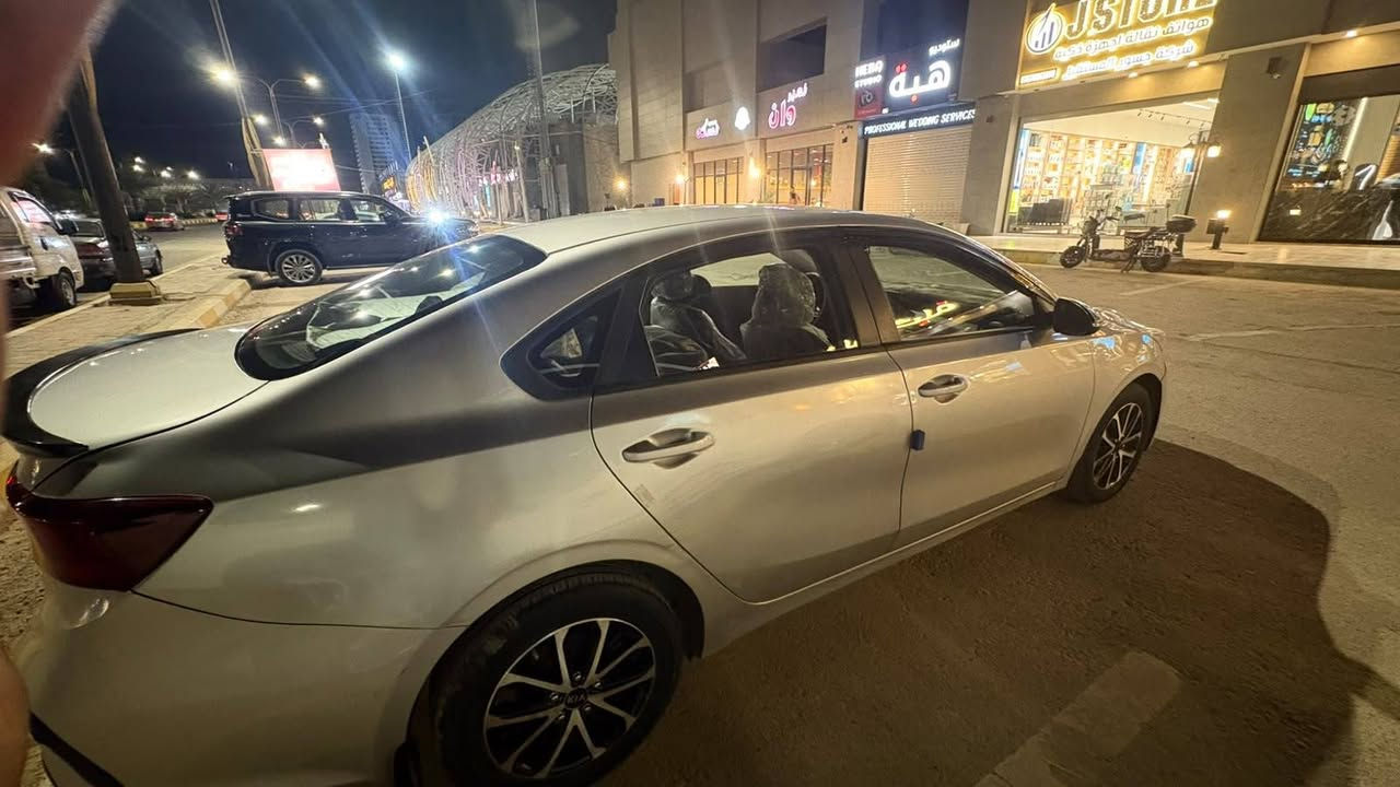 السلام عليكم 
سيراتو للبيع خليجي 2019 محرك 1600 رقم بغداد بسمي 
سياره نضيفه مابيها اي نقص
صبغ باب خلفي وشويه من الجاملغ اثر شخوط 
بدون دواخل مكان السياره الانبار 
السعر 134وبيها مجال 
للاستفسار ***********
