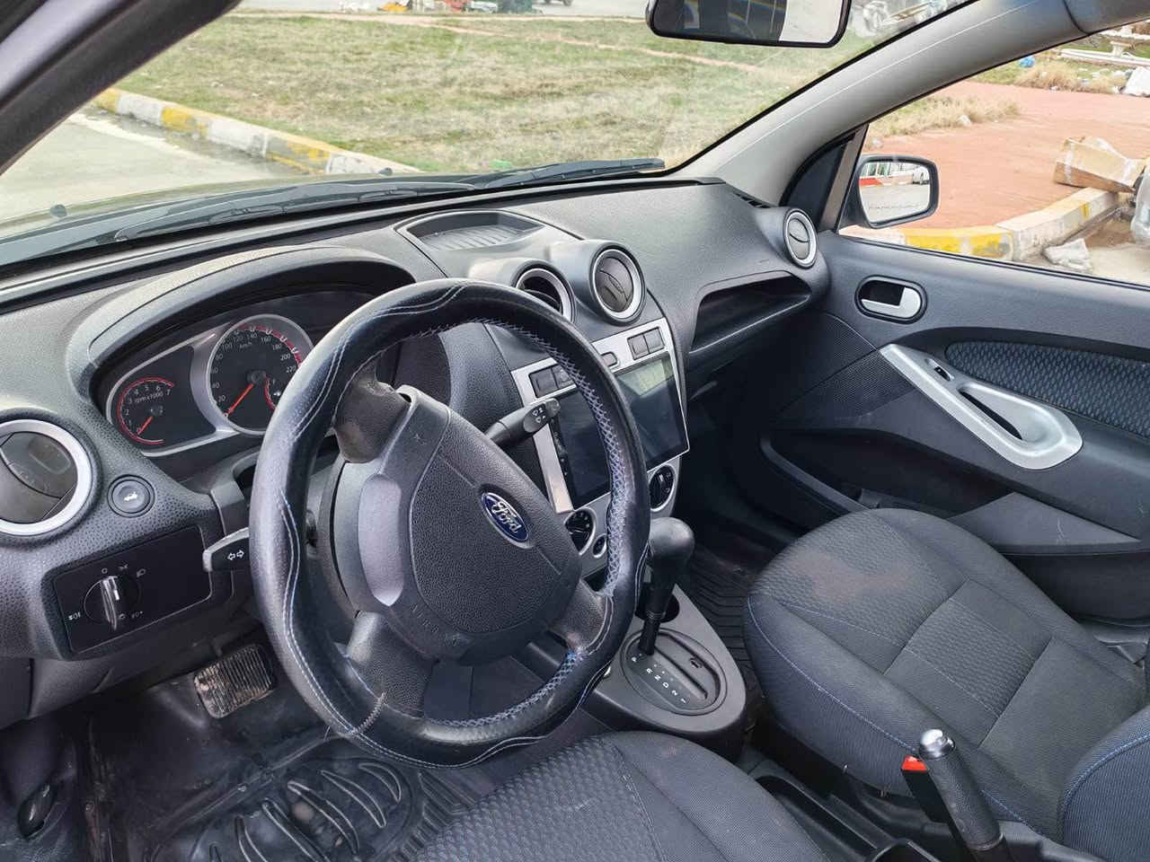 ford figo 2014*

( فروشتنى خيرا ) 
* نرخ ٦٩ گه لا و  كه ميك مه جال 
* سياره ى نيڤا/كوردستان
* ره نگى  ره شى قه تران . 
*شاشه گه وره  
ئايپاد شه ريكه 
* ته بريد
* دوو جامى پيش كاره با  
ABS * 
**تيبيني:- سى پارچه بوياخى هه يه  , ده عمى نيه ته نها رووشاوه و بوياخ كراوه ته وه .  
گير ، مه كينه ، كاره بايى به شه رت و بى عه يب ، بى ته قه  و ره قه 
،سياره ى مه عره ز نيه ،
بو گورينه وه نيه . 
📞*********** السليمانية, العراق
